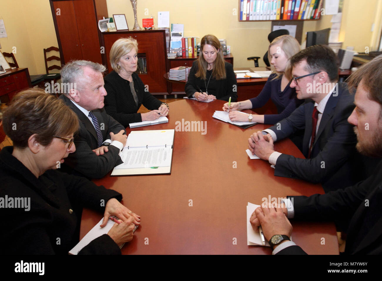 Stellvertretender Generalsekretär Sullivan trifft sich mit Staatssekretär Garisons an der Lettischen Museum Stockfoto