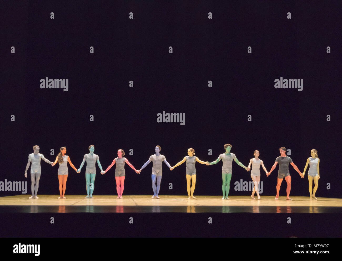 Vorhang auf für das Ballett des Grand miroir. Choreographie von Saburo Teshigawara, Musik von ESA-Pekka Salonen, Opernhaus Garnier, Paris, Frankreich Stockfoto