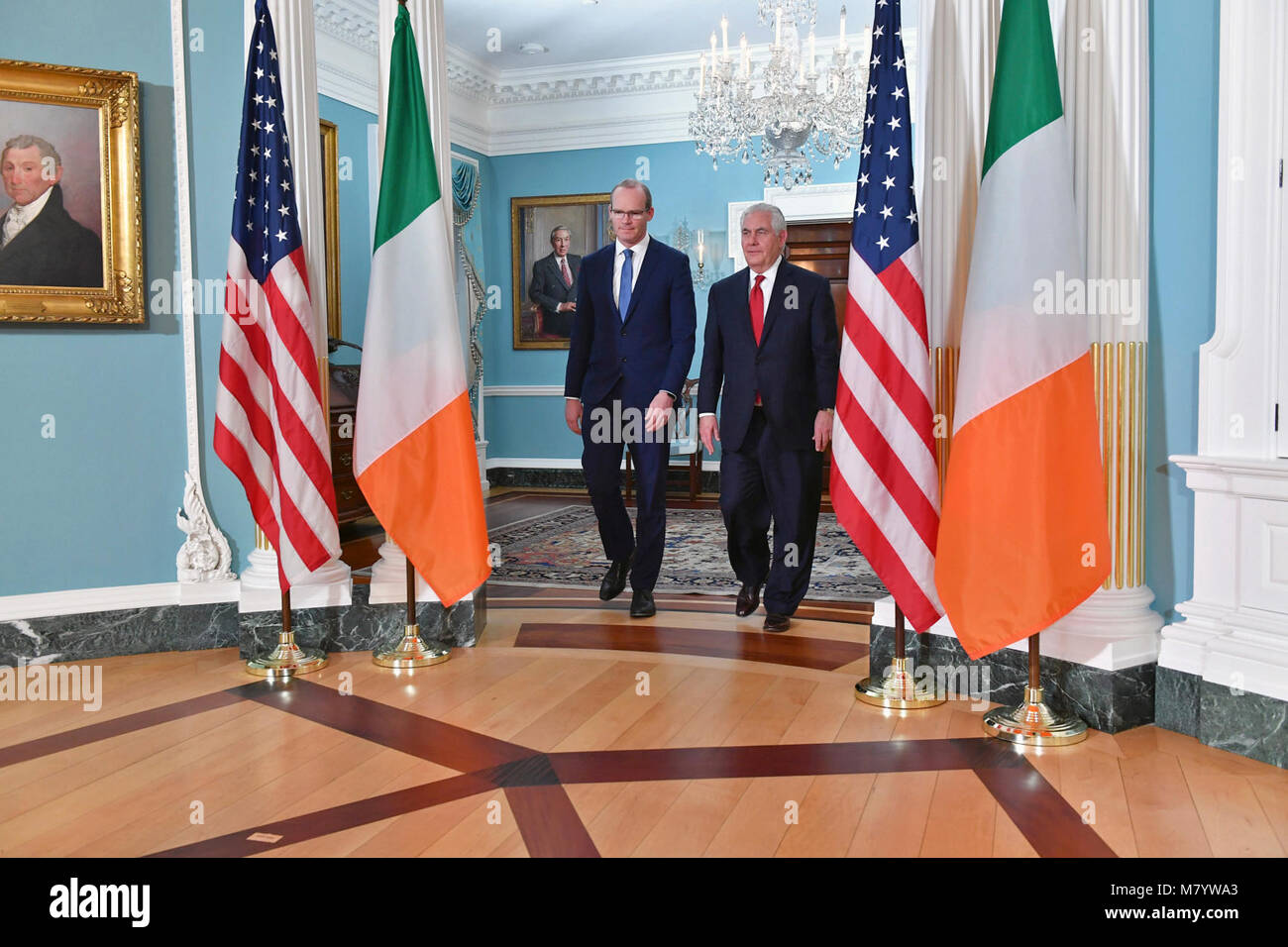 Sekretär Tillerson und irischen Stellvertretenden Ministerpräsidenten Coveney Vorbereiten zum Adresse Reporter in Washington. Stockfoto