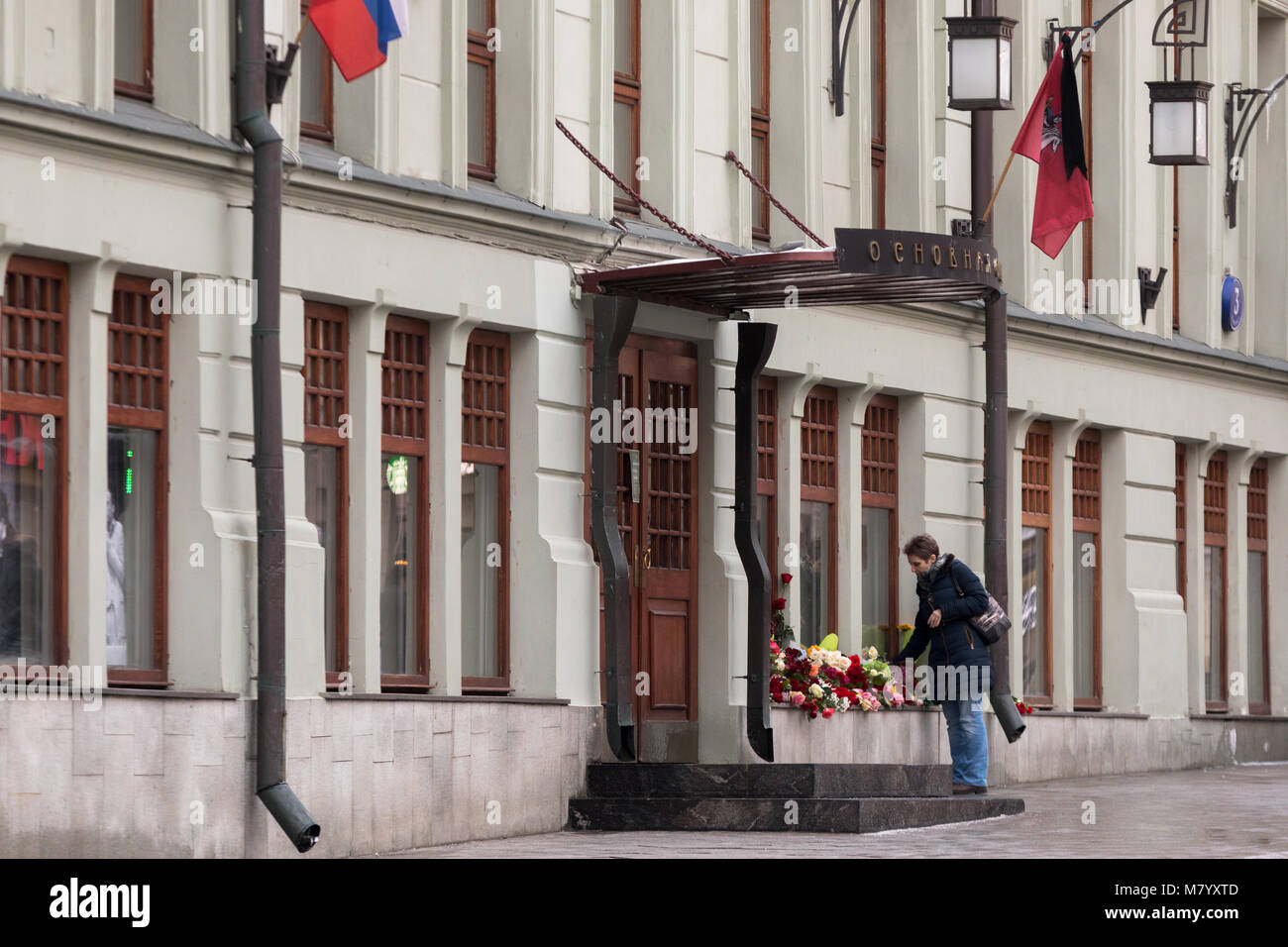 Moskau, Russland. 13. März 2018. Menschen bringen Blumen an die Portrait von Oleg Tabakov nahe dem Haupteingang zum Moskauer Kunst Theater; der künstlerische Leiter, russischer Schauspieler Oleg Tabakov, starb am 12. März in Moskau am 83. Jahr des Lebens, nach einer längeren Krankheit. Credit: Victor Vytolskiy/Alamy leben Nachrichten Stockfoto