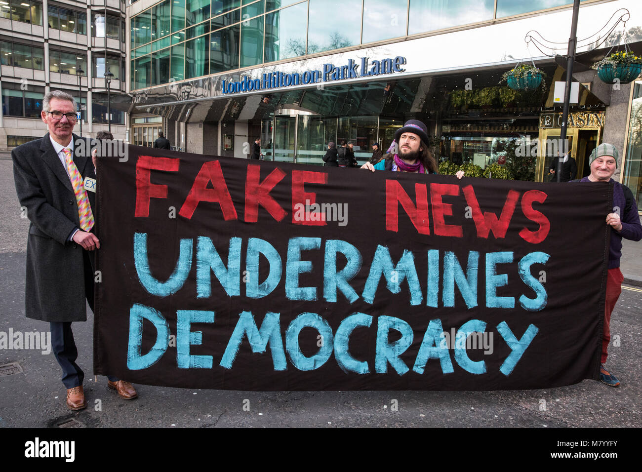 London, Großbritannien. 13. März, 2018. Aktivisten für eine gerechtere drücken Sie stehen hinter einem 'Fake News untergräbt Demokratie' Banner nach Vorlage des toxischen Medien Auszeichnungen außerhalb der Presse Preisverleihung an der London Hilton on Park Lane als Teil eines Protests gegen die Förderung von Rassismus, Intoleranz und Ungleichbehandlung von Printmedien in Großbritannien. Credit: Mark Kerrison/Alamy leben Nachrichten Stockfoto
