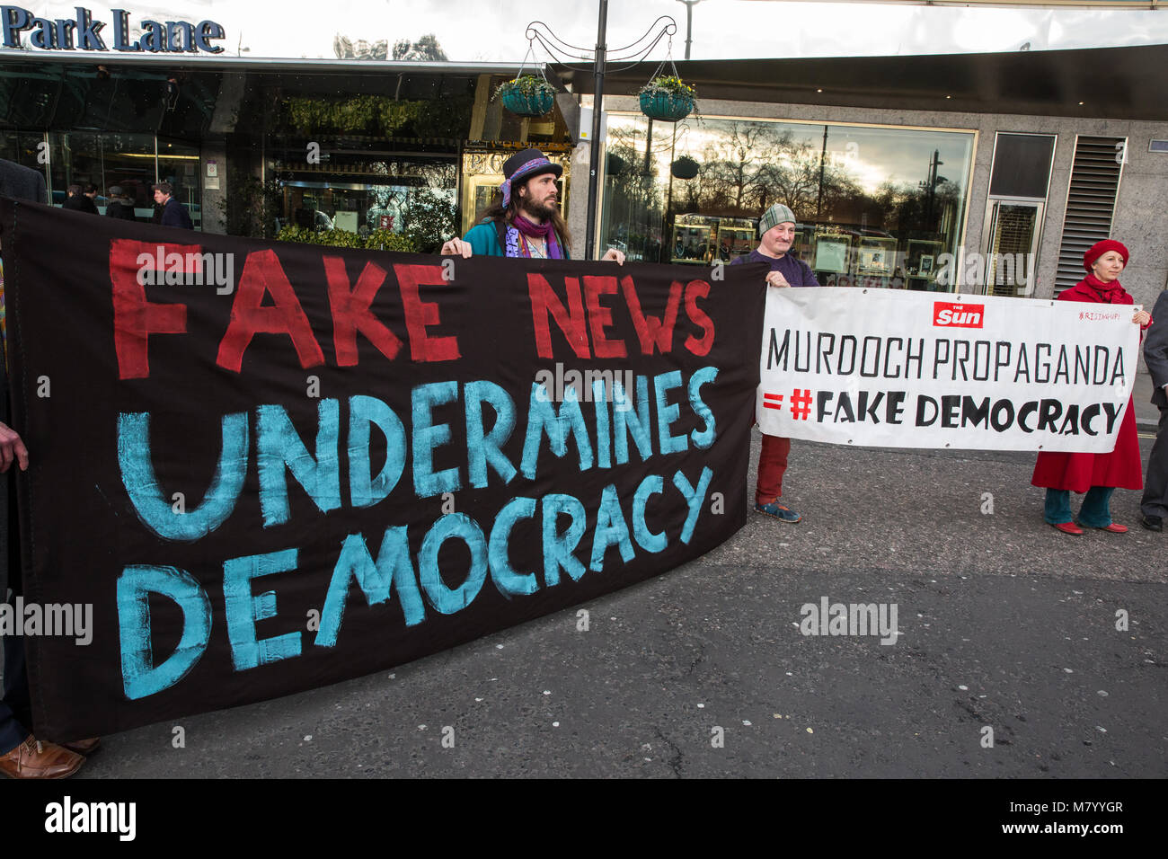 London, Großbritannien. 13. März, 2018. Aktivisten für eine gerechtere drücken Sie stehen hinter Banner nach Vorlage des toxischen Medien Auszeichnungen außerhalb der Presse Preisverleihung an der London Hilton on Park Lane als Teil eines Protests gegen die Förderung von Rassismus, Intoleranz und Ungleichbehandlung von Printmedien in Großbritannien. Credit: Mark Kerrison/Alamy leben Nachrichten Stockfoto