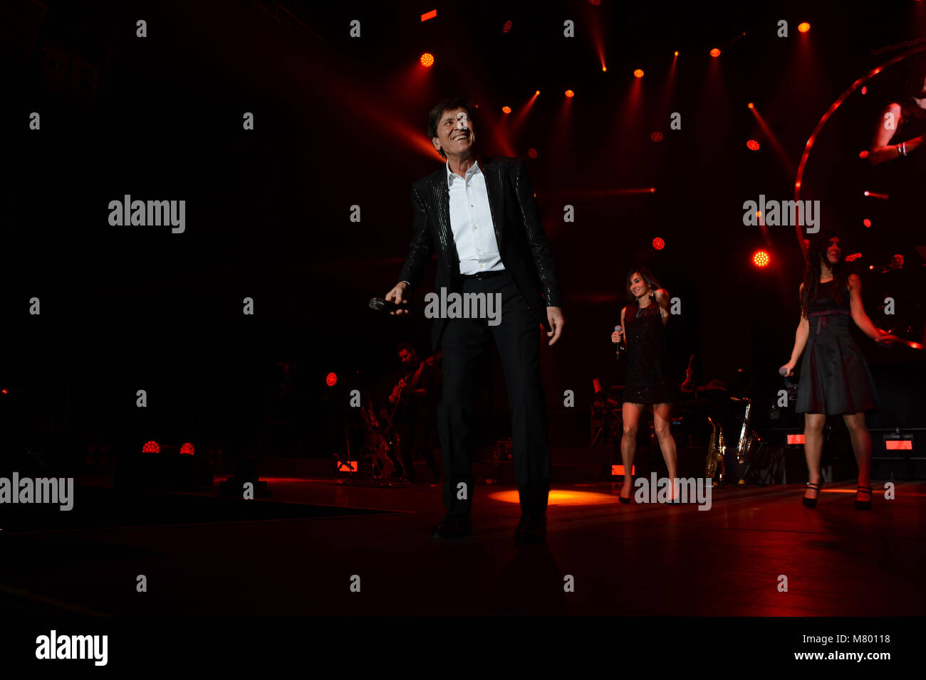 Neapel, Italien. 13 Mär, 2018. Gianni Morandi, Italienische pop Sänger, Schauspieler und Entertainer, führt live in Neapel am Teatro Palapartenope mit D'amore d'autore Tour". Credit: Mariano Montella/Alamy leben Nachrichten Stockfoto