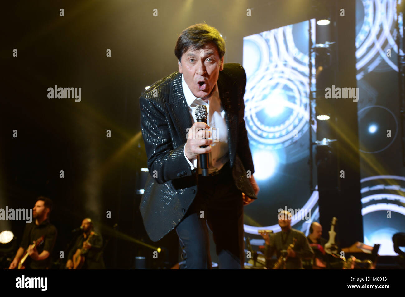 Neapel, Italien. 13 Mär, 2018. Gianni Morandi, Italienische pop Sänger, Schauspieler und Entertainer, führt live in Neapel am Teatro Palapartenope mit D'amore d'autore Tour". Credit: Mariano Montella/Alamy leben Nachrichten Stockfoto