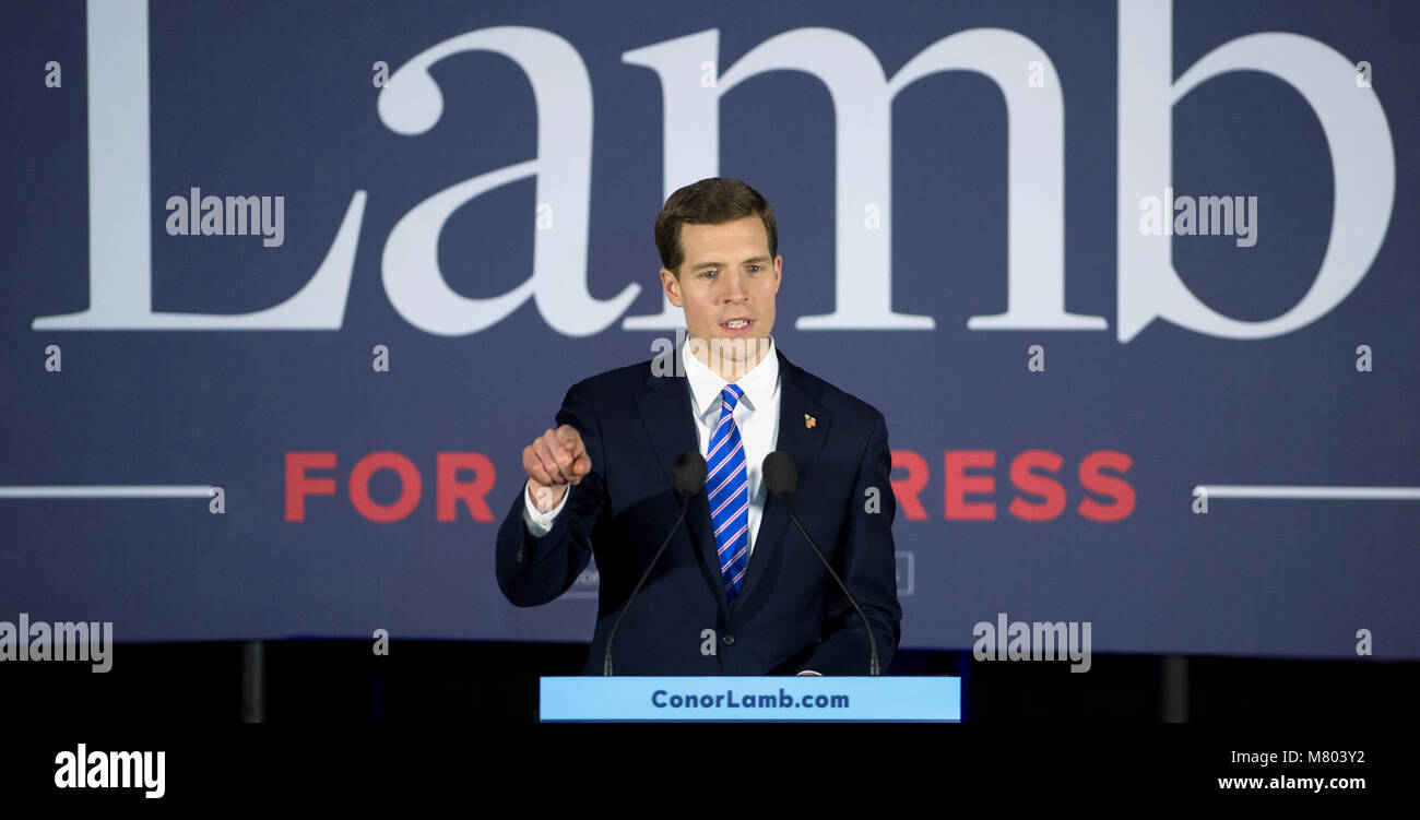 März 13, 2018 - Canonsburg, Pennsylvania, USA - Obwohl die endgültigen Zahlen noch in Zweifel zu der Zeit als er die Bühne betraten, Demokrat CONOR LAMB hat scheinbar seine Rennen für Kongress in Pennsylvania 18. Bezirk spezielle Wahl gewonnen. (Bild: © Brian Cahn über ZUMA Draht) Stockfoto