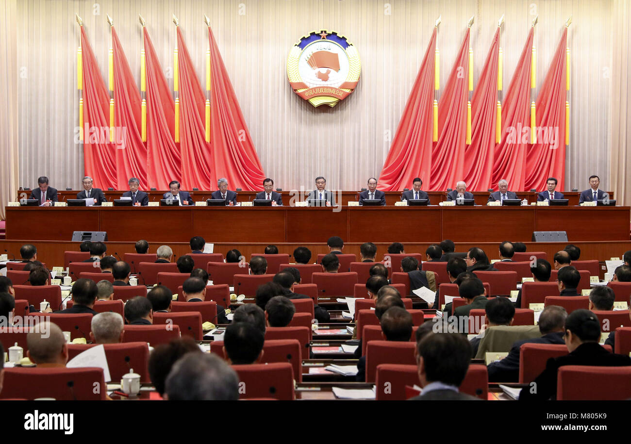 (180314) - Peking, 14. März 2018 (Xinhua) - Wang Yang, Mitglied des Ständigen Ausschusses des Politbüros der Kommunistischen Partei Chinas (CPC) Zentralausschuss, leitet die dritte Sitzung des Präsidiums der ersten Sitzung des 13. Nationalen Ausschuss der Chinese People's Political Consultative Conference (Cppcc) in Peking, der Hauptstadt von China, 14. März 2018. (Xinhua / Ding Lin) Stockfoto