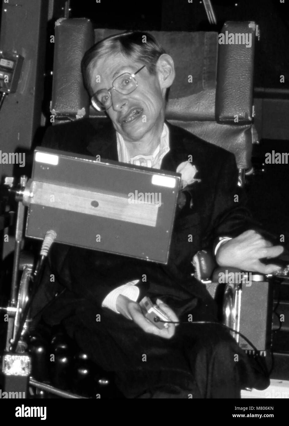 Stephen Hawking die Teilnahme an der Premiere von "Eine kurze Geschichte der Zeit' am 14. August 1992 in Los Angeles Samuel Goldwyn Theater in Beverly Hills, Kalifornien. Kredit Walter McBride/MediaPunch Stockfoto