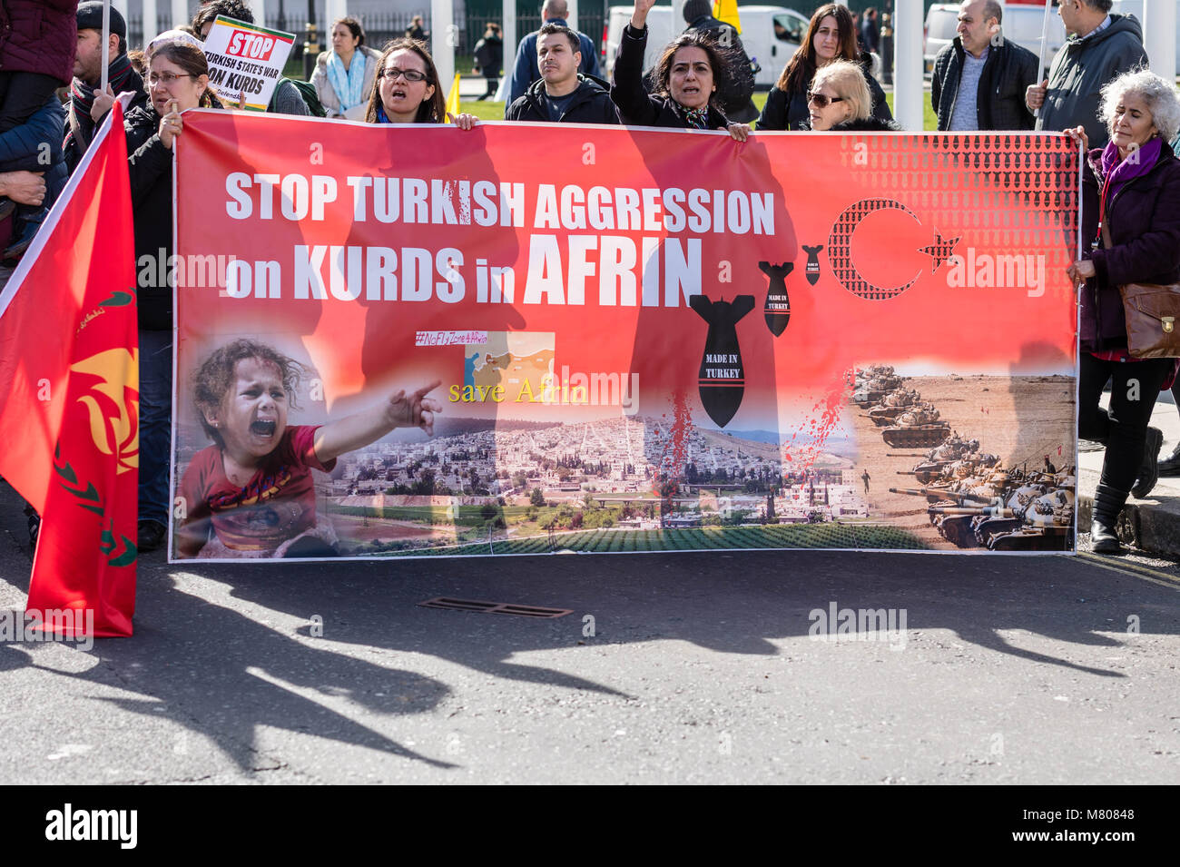 London, Großbritannien. 14. März 2018, kurdische Aktivisten blockieren Parlament Straße vor dem Unterhaus gegen türkische Aggression Kredit zu protestieren: Ian Davidson/Alamy leben Nachrichten Stockfoto