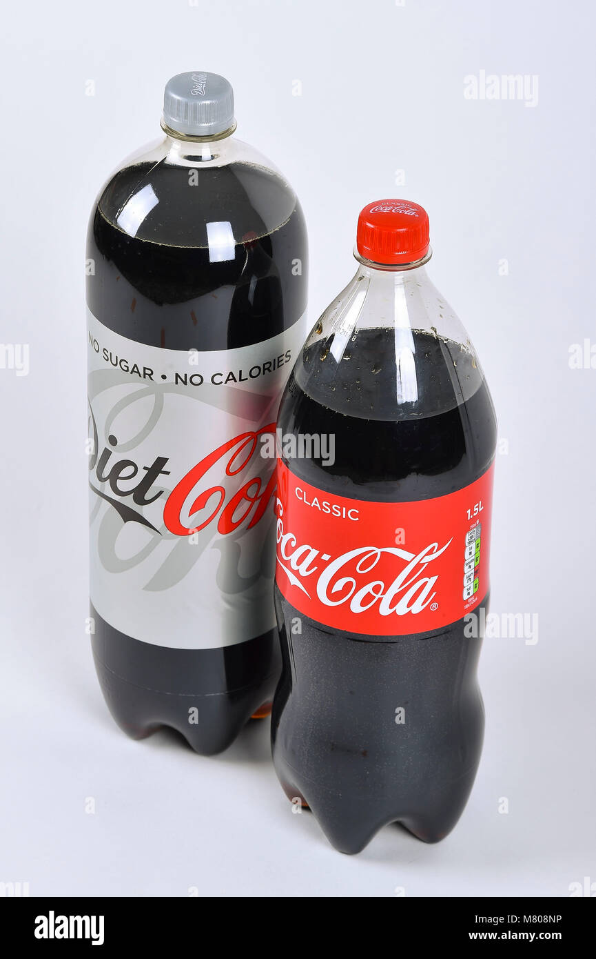 Die klassische Coca Cola Flasche geht auf Diät und ist in der Größe 1,5  Liter im Rahmen der britischen Zucker Steuerreform reduziert. Die  klassische Flasche ist neben einer Cola Flasche der Größenunterschied