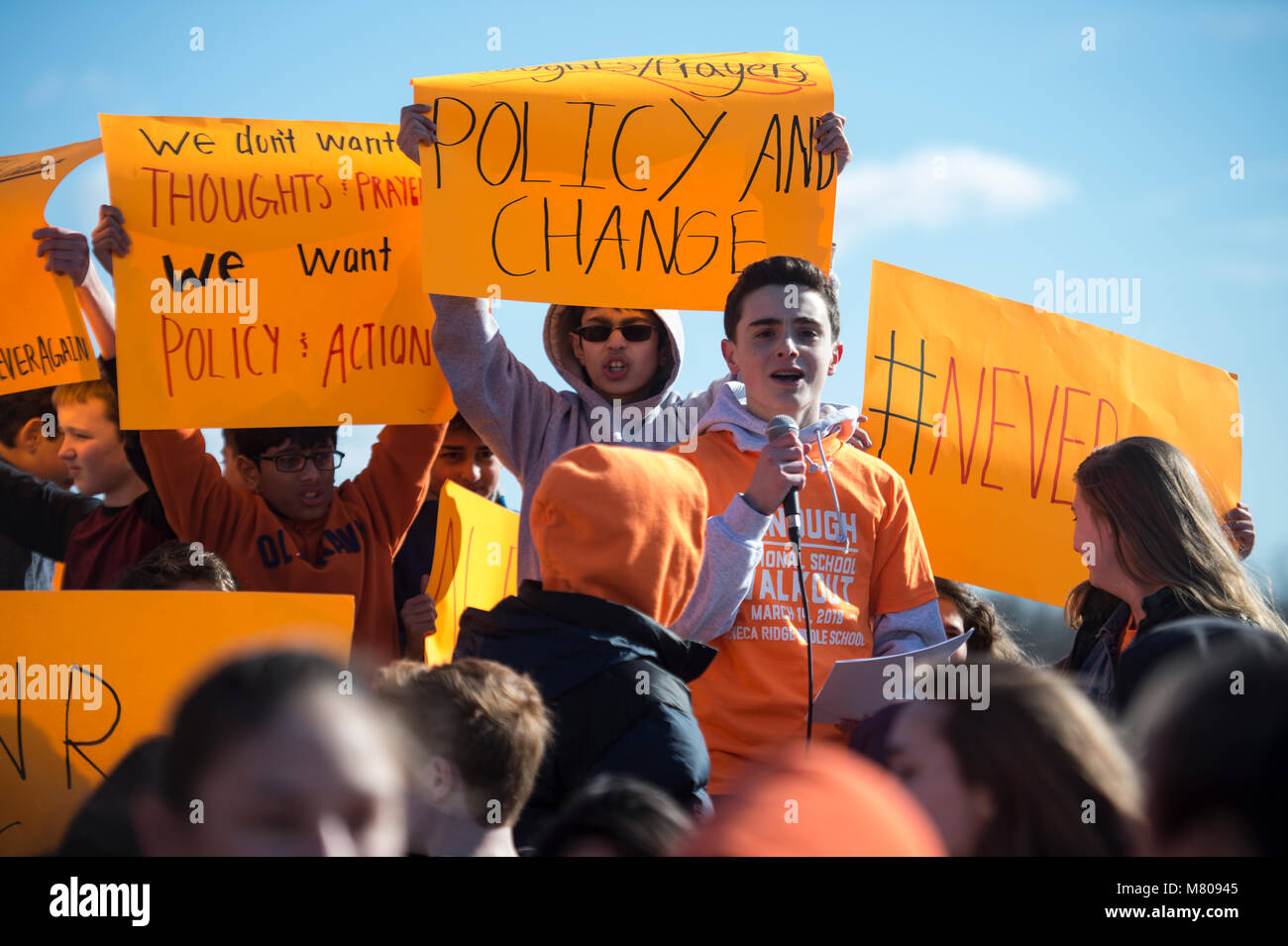 Sterling Virginia, USA. März 14, 2018: Studenten an Seneca Ridge Middle School in Sterling Virginia ging heute aus der Klasse nur als eine von Tausenden von Schulen, die sich an einem nationalen gehen Sie im Protest der Waffengewalt, die nach den letzten School shooting in Florida. Der Fußweg aus organisiert wurde durch Schüler Jakob Wesoky hier gesehen, die Studenten, die heraus ging, der Protest dauerte 17 Minuten, eine Minute für die Opfer des Amoklaufs. Credit: William Graham/Alamy leben Nachrichten Stockfoto