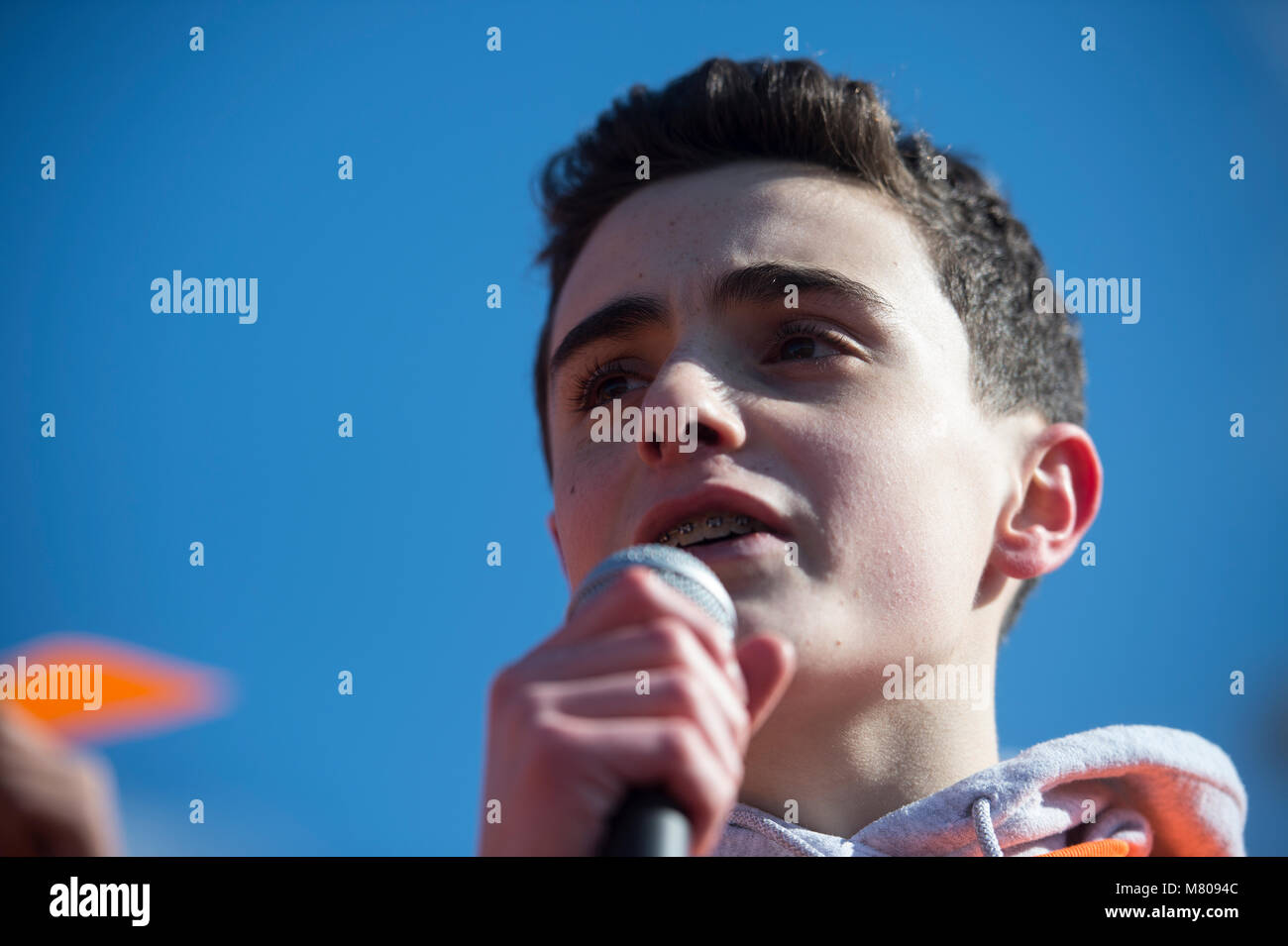 Sterling Virginia, USA. März 14, 2018: Studenten an Seneca Ridge Middle School in Sterling Virginia ging heute aus der Klasse nur als eine von Tausenden von Schulen, die sich an einem nationalen gehen Sie im Protest der Waffengewalt, die nach den letzten School shooting in Florida. Der Fußweg aus organisiert wurde durch Schüler Jakob Wesoky hier gesehen, die Studenten, die heraus ging, der Protest dauerte 17 Minuten, eine Minute für die Opfer des Amoklaufs. Credit: William Graham/Alamy leben Nachrichten Stockfoto