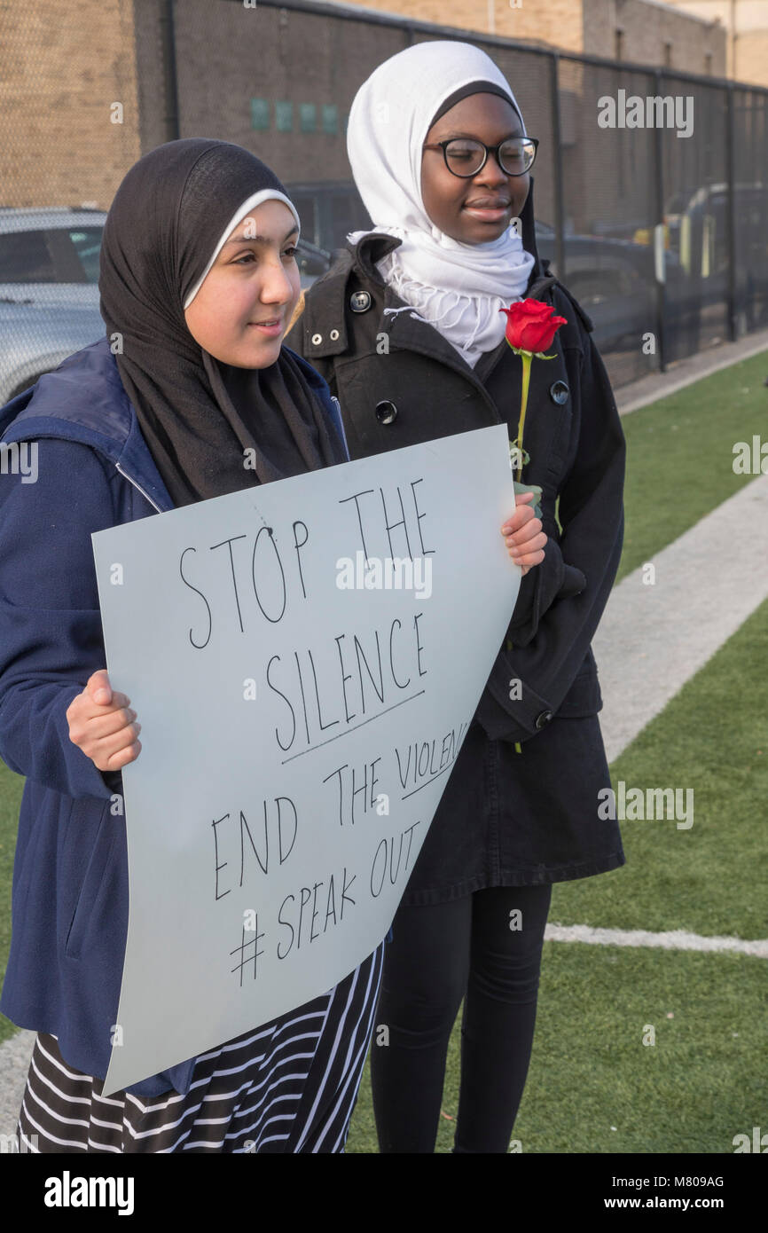 Dearborn, Michigan, USA - 14. März 2018 - Schüler von Fordson High School aus der Klasse für 17 Minuten ging ein Monat nach 17 Personen im Park High School shooting getötet wurden. Sie waren Teil eines national student Protest gegen Waffengewalt. Stockfoto