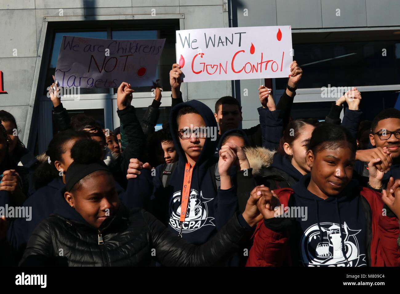 New York City, New York, USA. 14 Mär, 2018. Studenten der Bronx Leuchtturm Charter School ging aus ihren Klassenzimmern in einem slient Protest 14. März, 2018, in einem stillen Protest gegen Waffengewalt und in Solidarität mit Marjory Stoneman Douglas High School Studenten in Parkland, Florida, dessen Schule die wurde gesehen einer Masse schießen, die in 17 sudents Todesfälle, letzte Februar geführt. Credit: G. Ronald Lopez/ZUMA Draht/Alamy leben Nachrichten Stockfoto