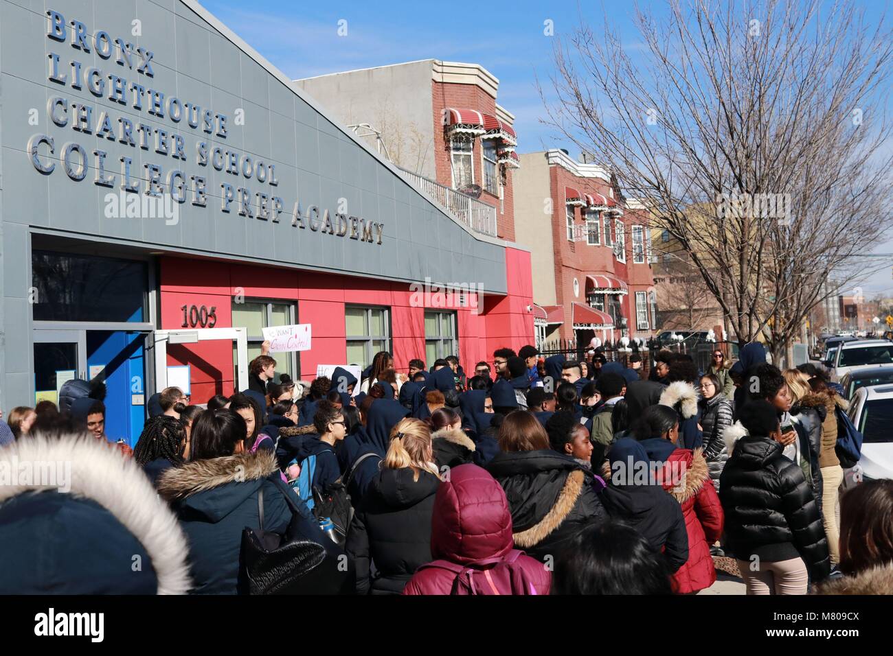 New York City, New York, USA. 14 Mär, 2018. Studenten der Bronx Leuchtturm Charter School ging aus ihren Klassenzimmern in einem slient Protest 14. März, 2018, in einem stillen Protest gegen Waffengewalt und in Solidarität mit Marjory Stoneman Douglas High School Studenten in Parkland, Florida, dessen Schule die wurde gesehen einer Masse schießen, die in 17 sudents Todesfälle, letzte Februar geführt. Credit: G. Ronald Lopez/ZUMA Draht/Alamy leben Nachrichten Stockfoto