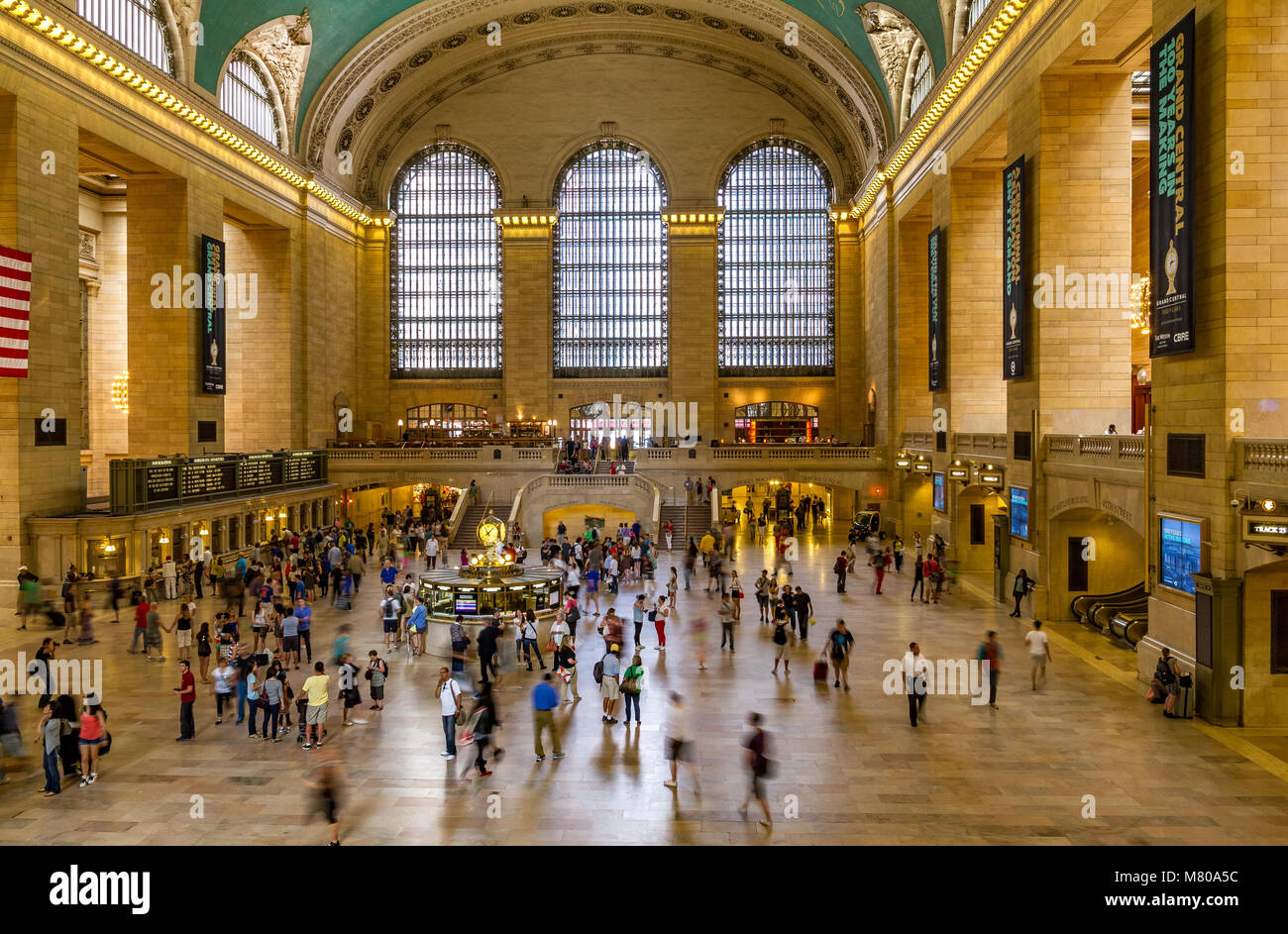 Menschen, die durch die geschäftige Hauptkonkursverwaltung am Grand Central Staion in New York City fahren Stockfoto