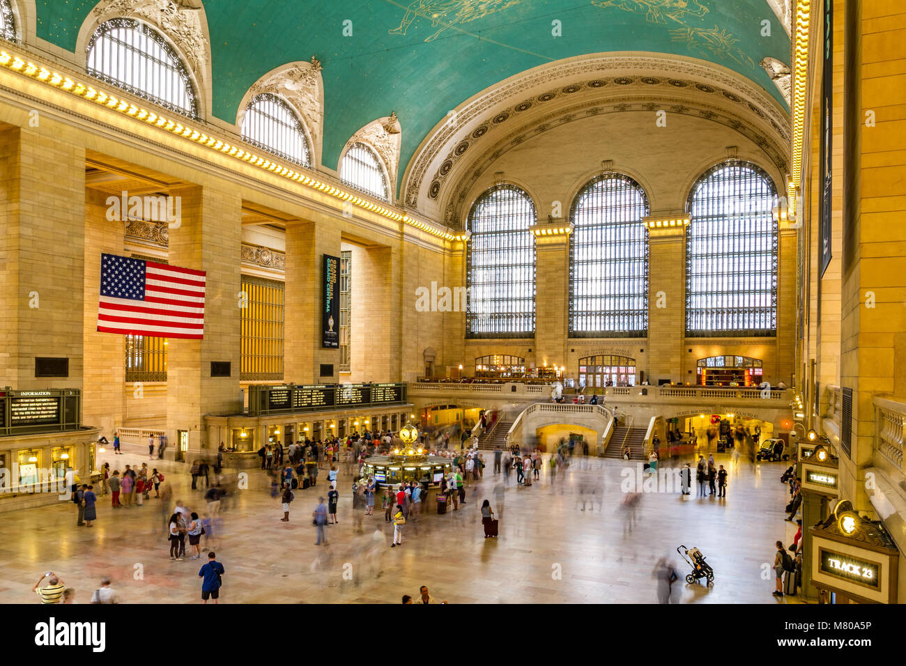 Menschen, die durch die geschäftige Hauptverkehrskonkurses an der Grand Central Station in Manhattan in New York City fahren Stockfoto
