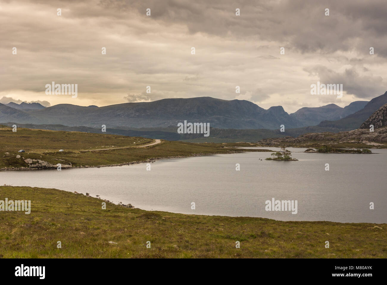 Loch Tollaidh, Schottland - Juni 9, 2012: Schwere, dunkle braune cloudscape über den See Farben Wasser als Braun. Zwischen den Rocky Mountains. Kleine Inselchen in ... Stockfoto