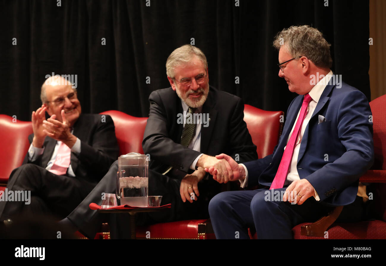 Senator George Mitchell sieht auf wie Gerry Adams shakes Mike Nesbitts Hand an einem Karfreitag dieses 20-jährigen Jubiläums Veranstaltung an der Bibliothek des Kongresses in Washington DC am Tag drei der Taoiseach Leo Varadkar des einwöchigen Besuchs in den Vereinigten Staaten von Amerika. Stockfoto