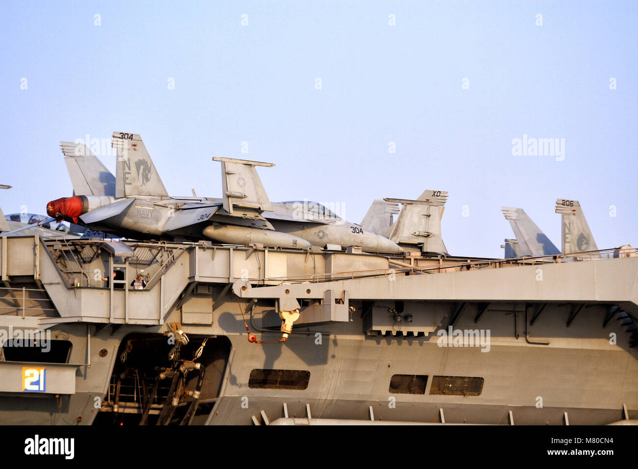 Kampfjets F/A-18E/F Super Hornet auf dem Träger USS Carl Vinson Stockfoto