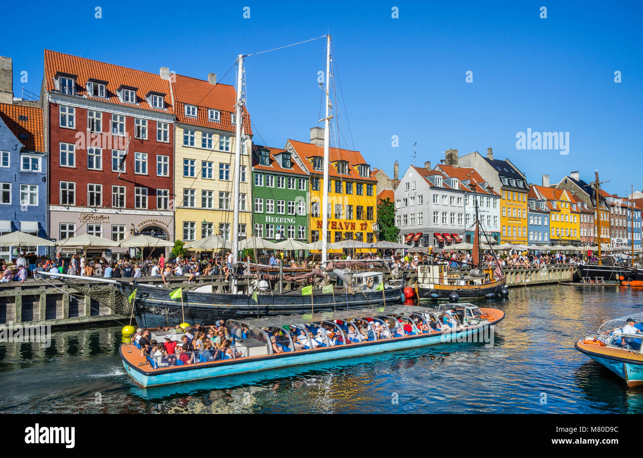 Dänemark, Seeland, Kopenhagen, Blick auf den Kanal Hafen Wasserfront von Nyhavn, mit bunten Stadthäuser, Restaurants, Cafés und historische Holz Stockfoto
