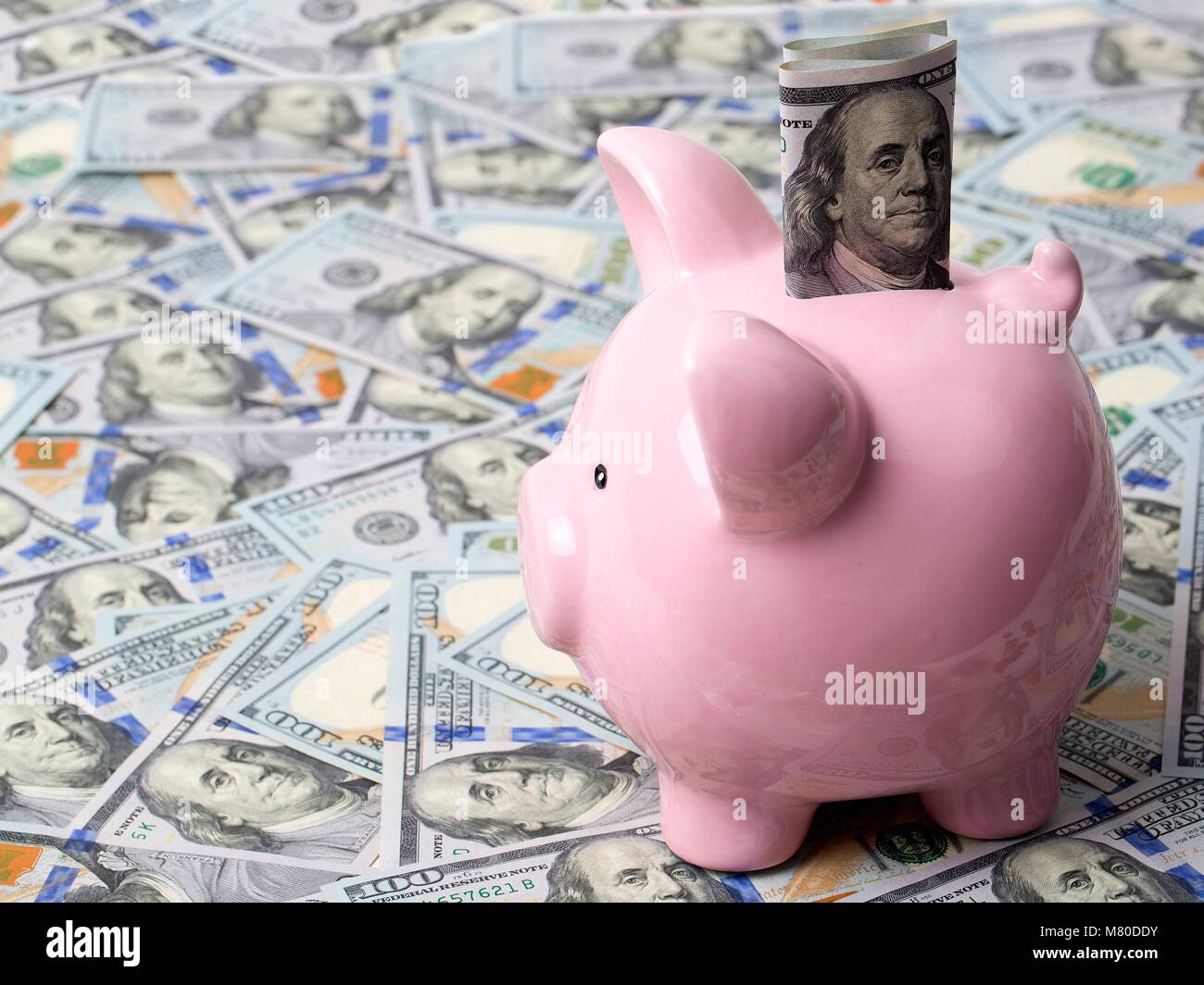 Rosa Sparschwein mit amerikanischen Dollar Stockfoto
