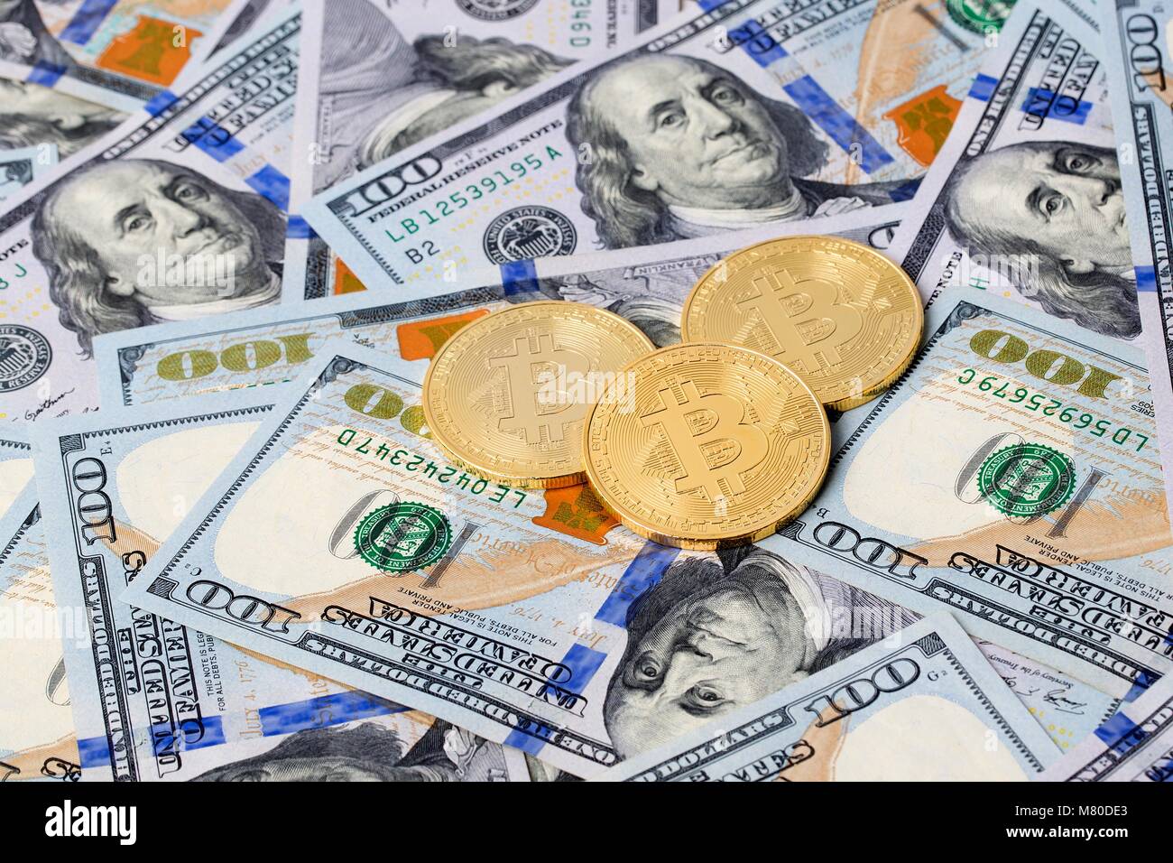 Golden Bitcoins auf Amerikanische Dollar Stockfoto