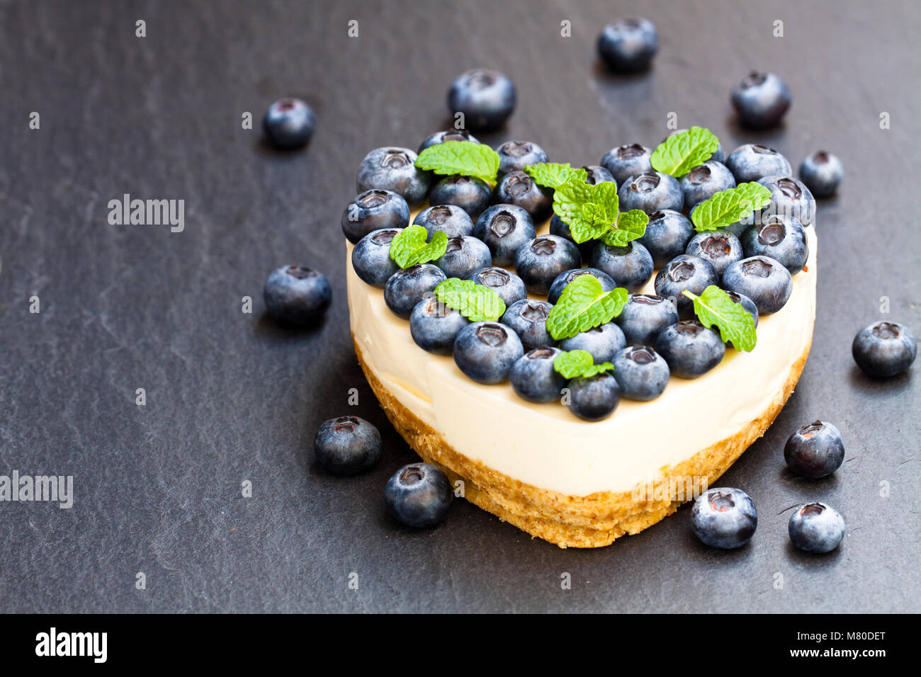 Valentines Tag Dessert. Herzförmige Käsekuchen mit Heidelbeeren. Stockfoto