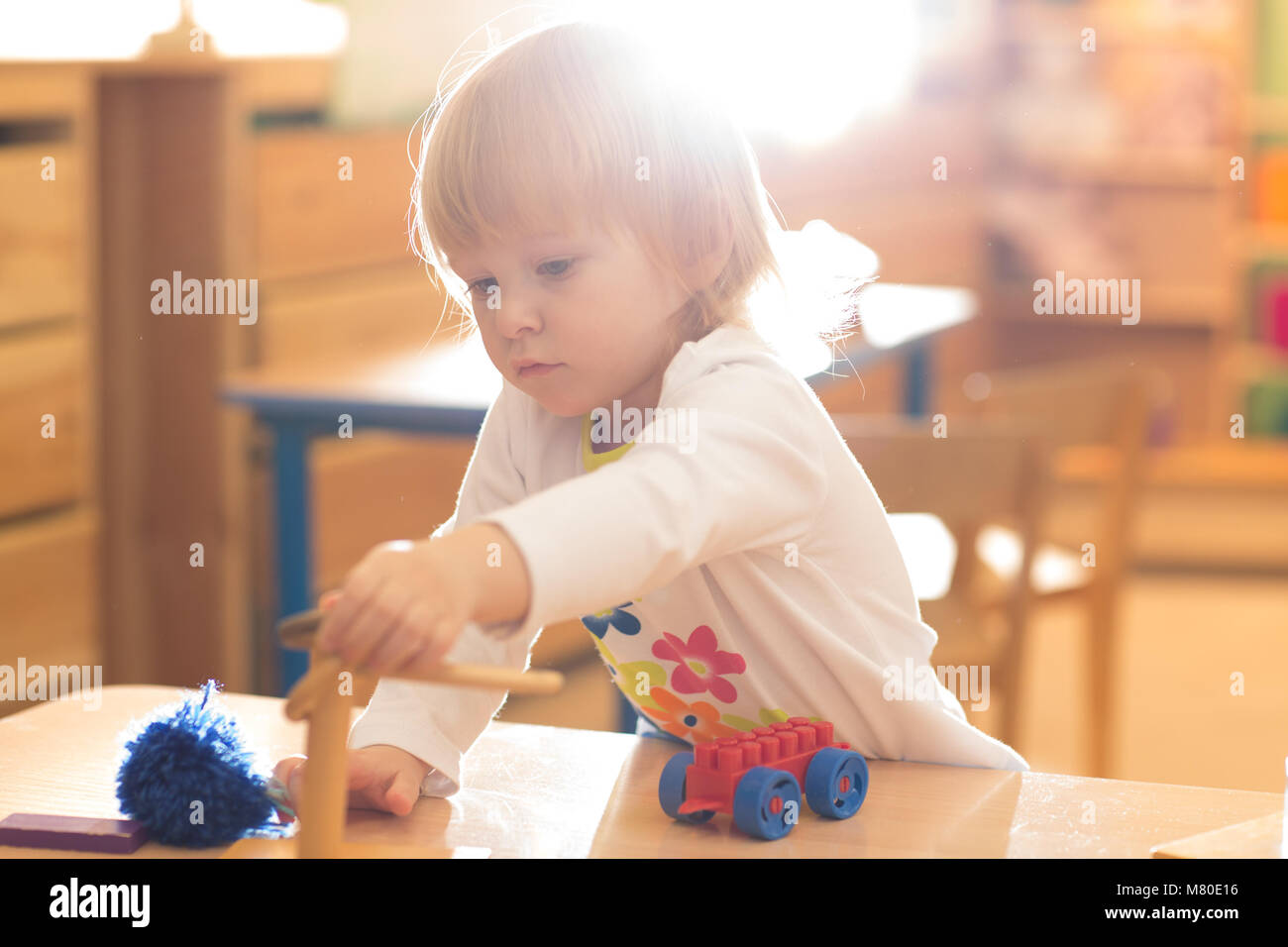 Kid spielen im Kindergarten oder in der Kindertagesstätte mit Interesse Stockfoto