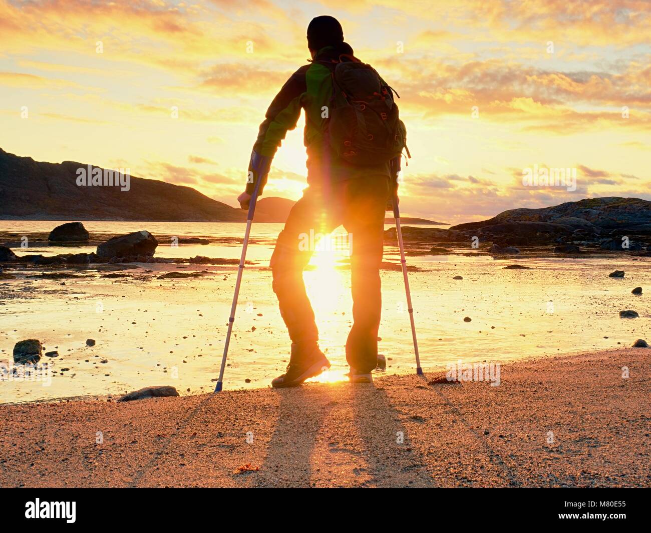Deaktiviert verletzte Wanderer ist der Mensch allein feiern Befestigung der sein Ziel. Touristische stehen oder gehen zusammen Meerwasser Stockfoto