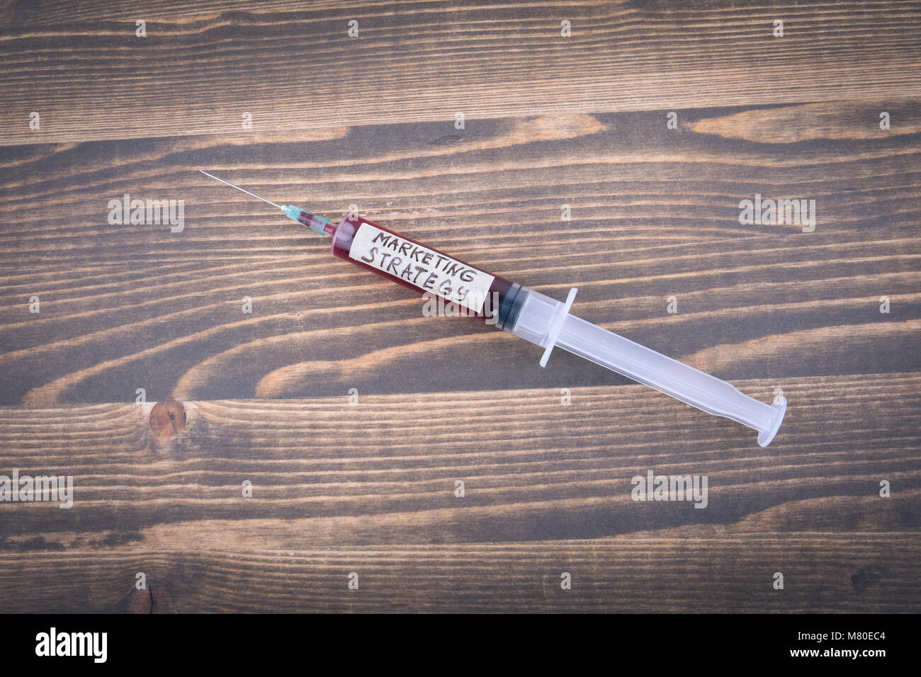 Marketing Strategie Konzept. Medizin Spritze mit Flüssigkeit und inscribtion Stockfoto