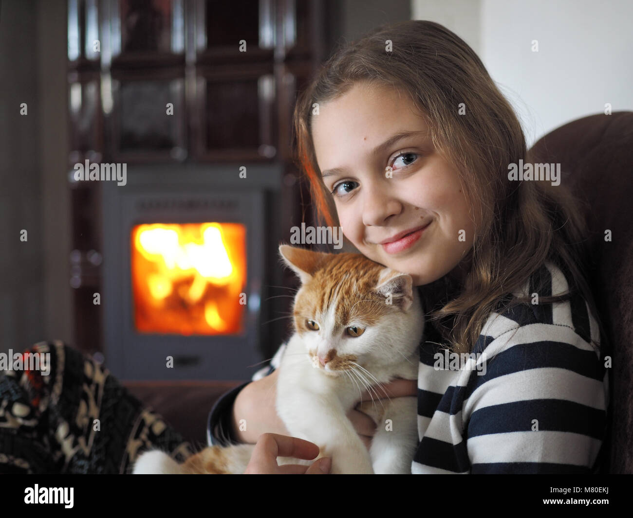 Innen- schuss junges Mädchen mit Katze Stockfoto