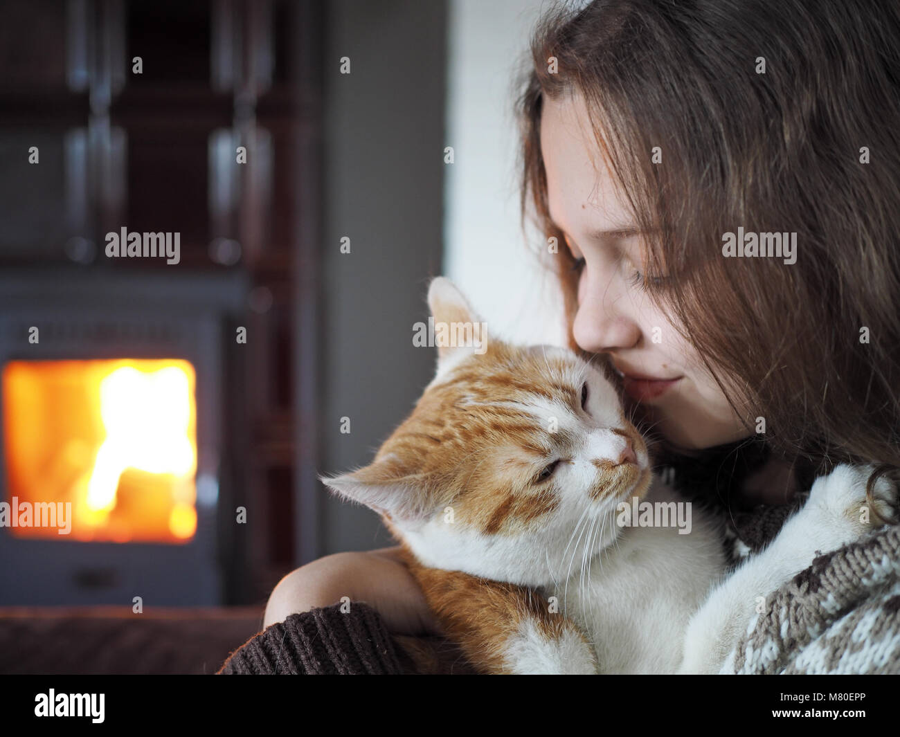 Innen- schuss junges Mädchen mit Katze Stockfoto