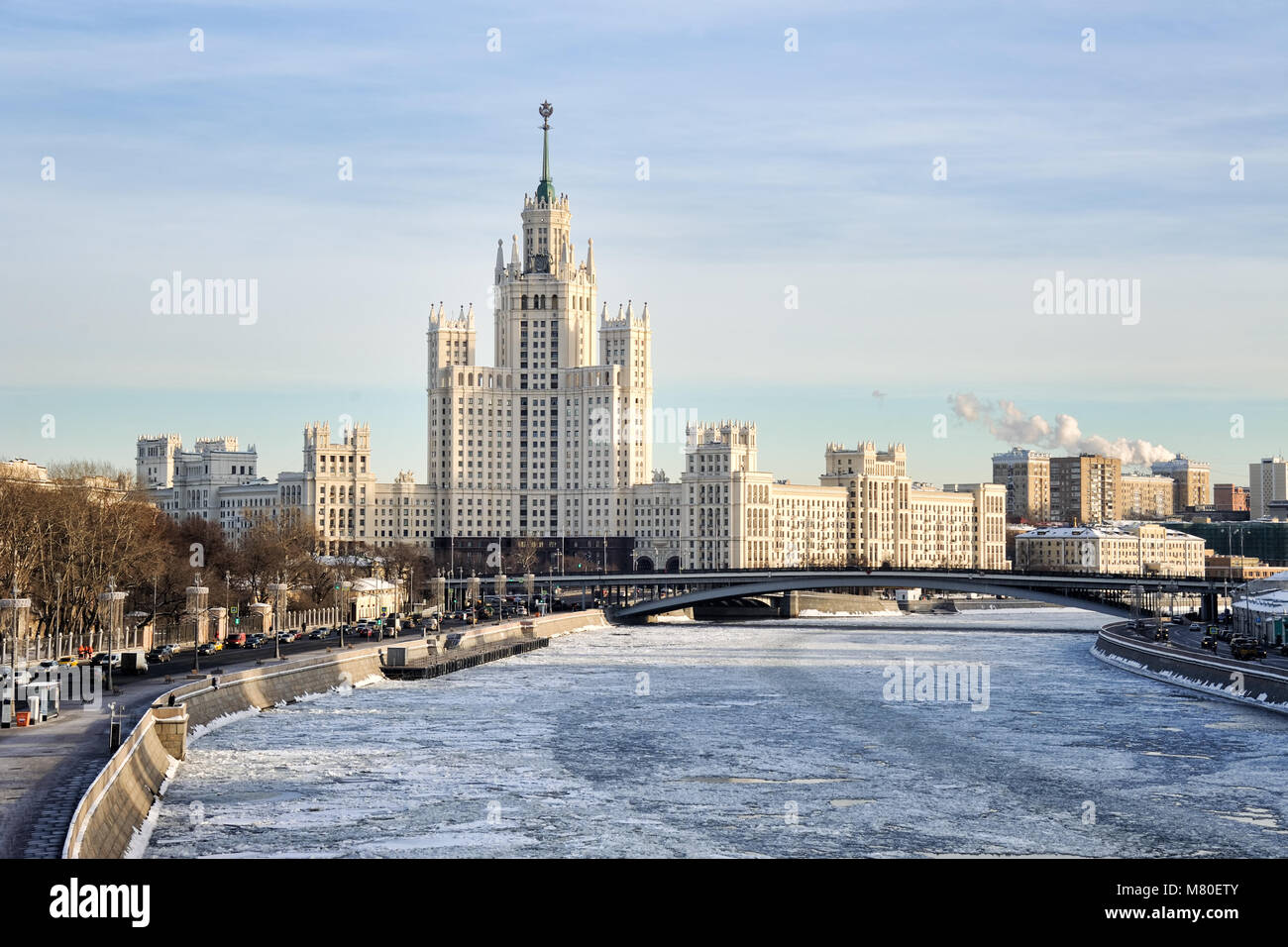 Kotelnicheskaya Damm Gebäude und gefrorenen Fluss Moskwa Stockfoto
