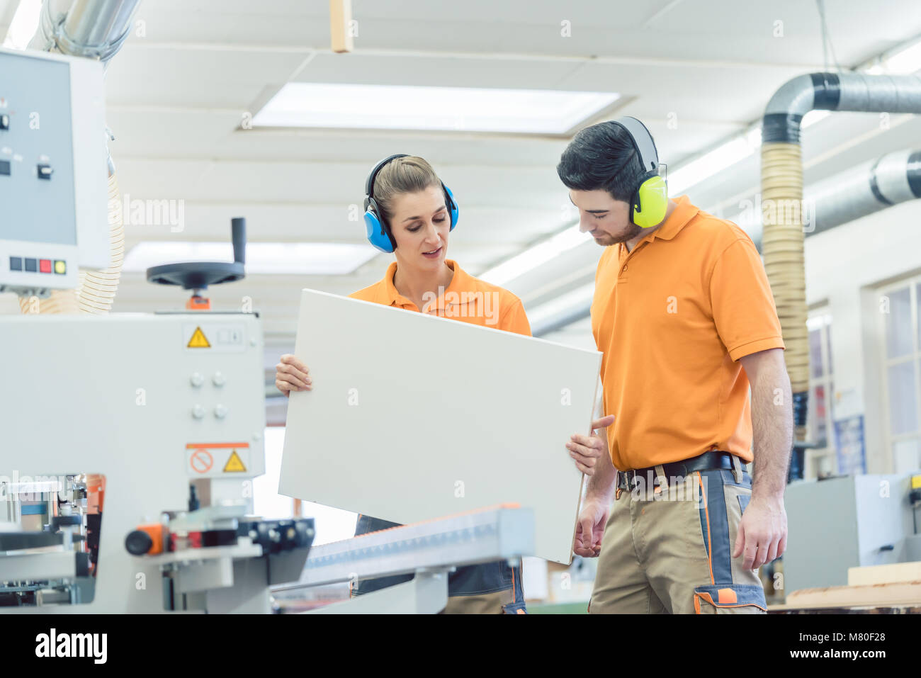 Tischler in der Möbelfabrik Inspektion Stück im Bereich der Qualitätssicherung. Stockfoto