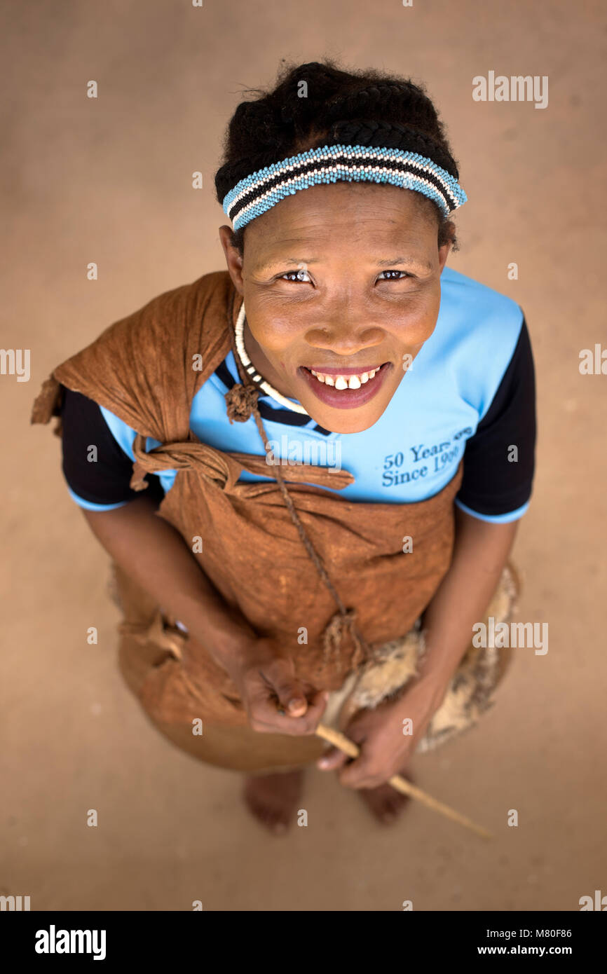 Ein San stellt Bushwoman in Ghanzi, Botswana. Stockfoto