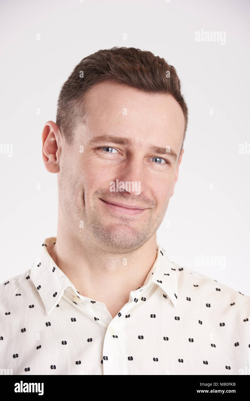 Portrait von stolzen jungen Mann auf weißem Hintergrund Stockfoto