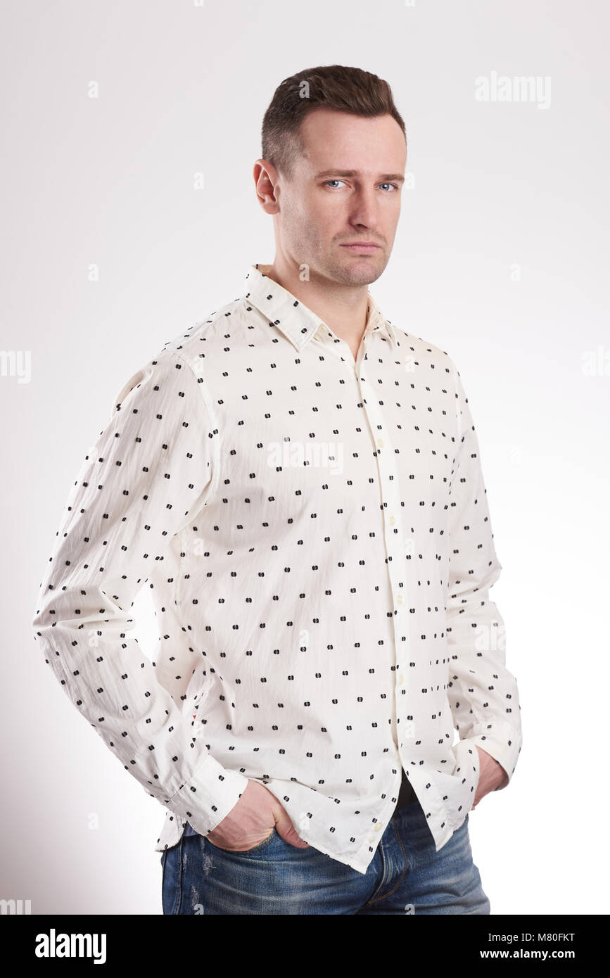Junger Mann in casual Outfit stehen auf weißem Hintergrund Stockfoto