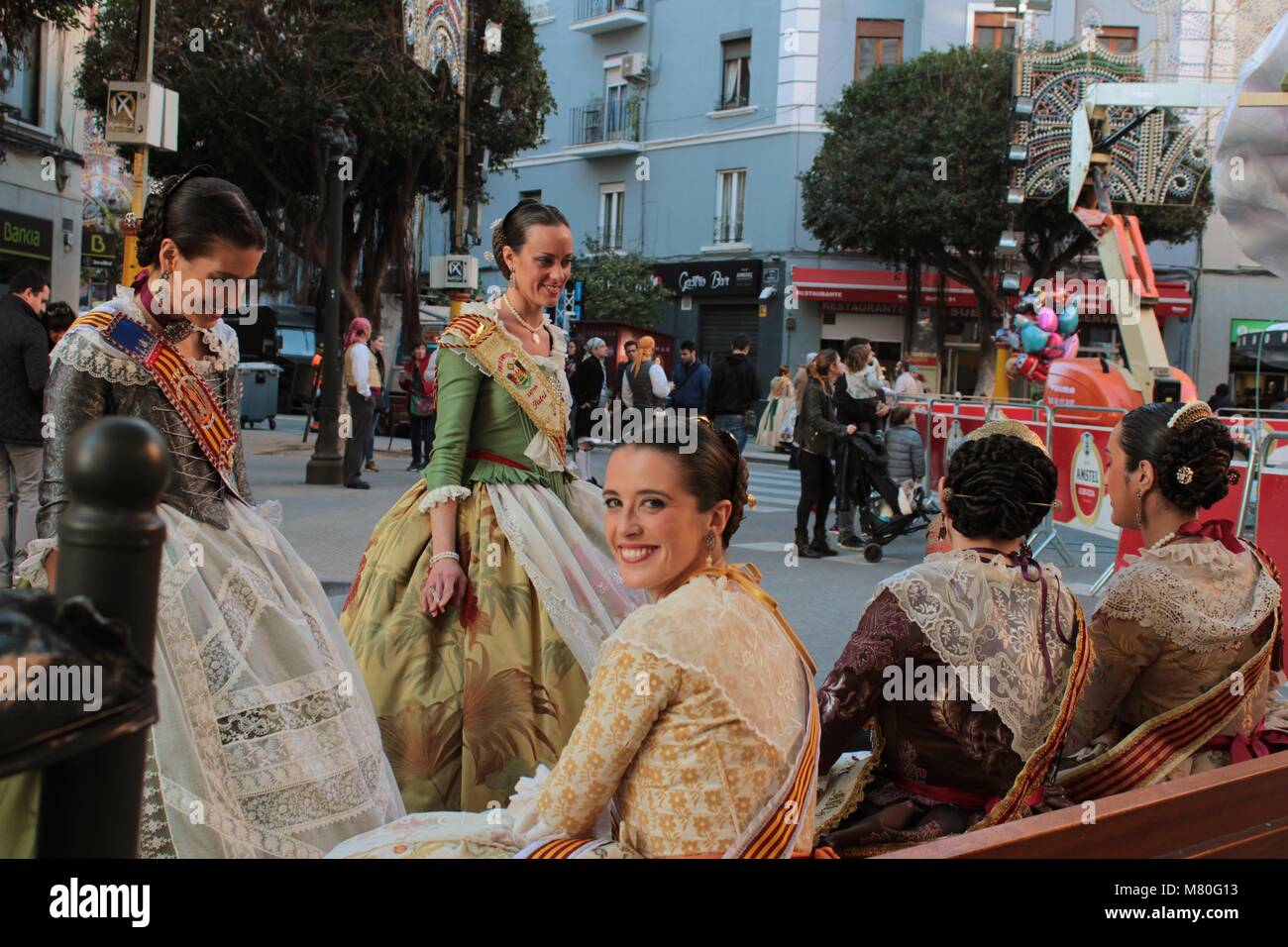 Valencia, Spanien - 12. März 2018: Frauen Falleras Majoren von Valencia plaudern, in den typischen Kostümen in Valencia Die Fallas in Valencia festi gekleidet Stockfoto