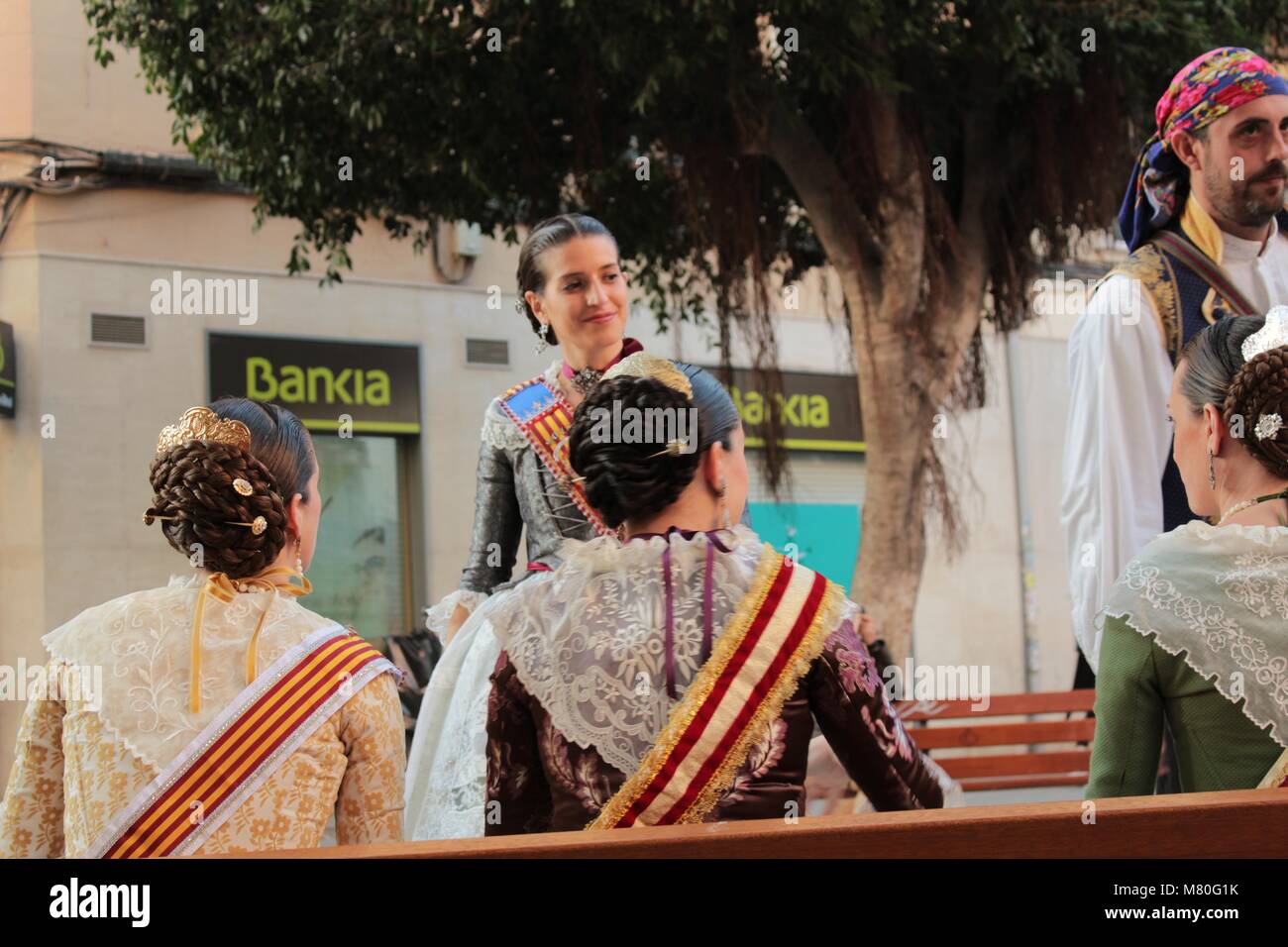 Valencia, Spanien - 12. März 2018: Frauen Falleras Majoren von Valencia plaudern, in den typischen Kostümen in Valencia Die Fallas in Valencia festi gekleidet Stockfoto