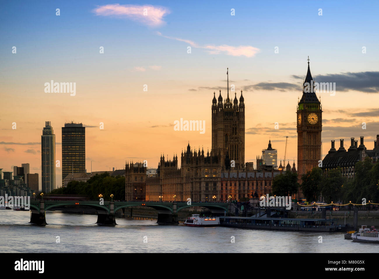 Atemberaubende Landschaft London City Skyline bei Nacht mit leuchtenden Lichter der Stadt und Wahrzeichen Gebäude und Orte Stockfoto