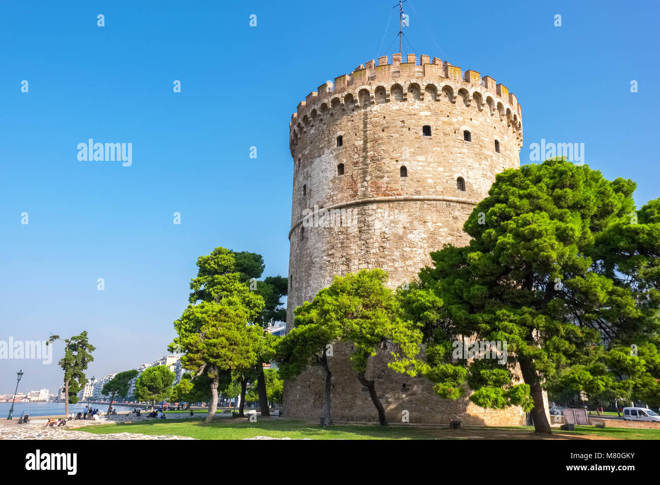 Der Weiße Turm (Lefkos Pyrgos) auf der Uferpromenade in Thessaloniki. Mazedonien, Griechenland Stockfoto