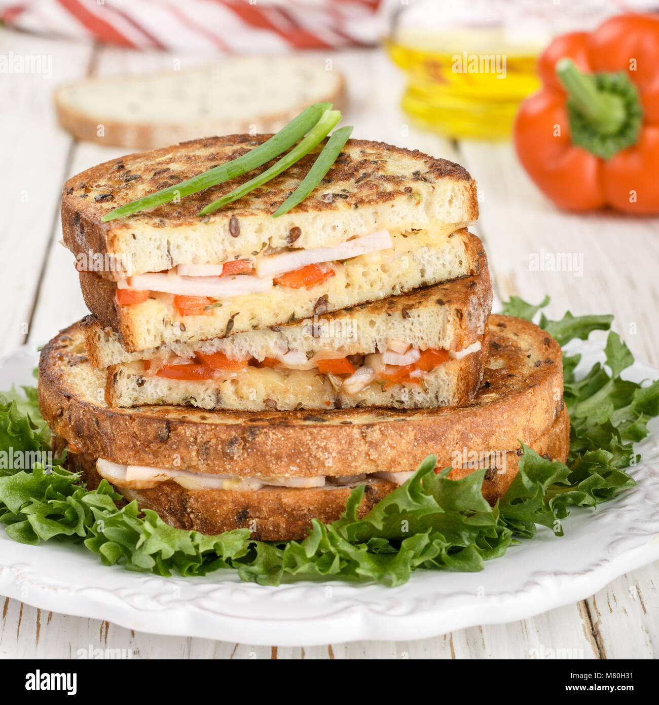 Sandwich mit Schinken, Käse und bulgarischen Pfeffer Weißbrot mit Leinsamen. Frühstück. Selektive konzentrieren. Platz Bild Stockfoto