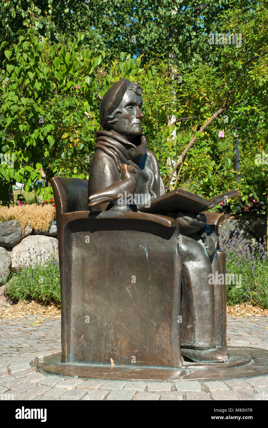 Statue von Astrid Lindgren (Buch der berühmten Kinder Thema, einschließlich Pippi Langstrumpf) in der Nähe des Museum Junibacken, Djurgården, Stockholm, Schweden Stockfoto