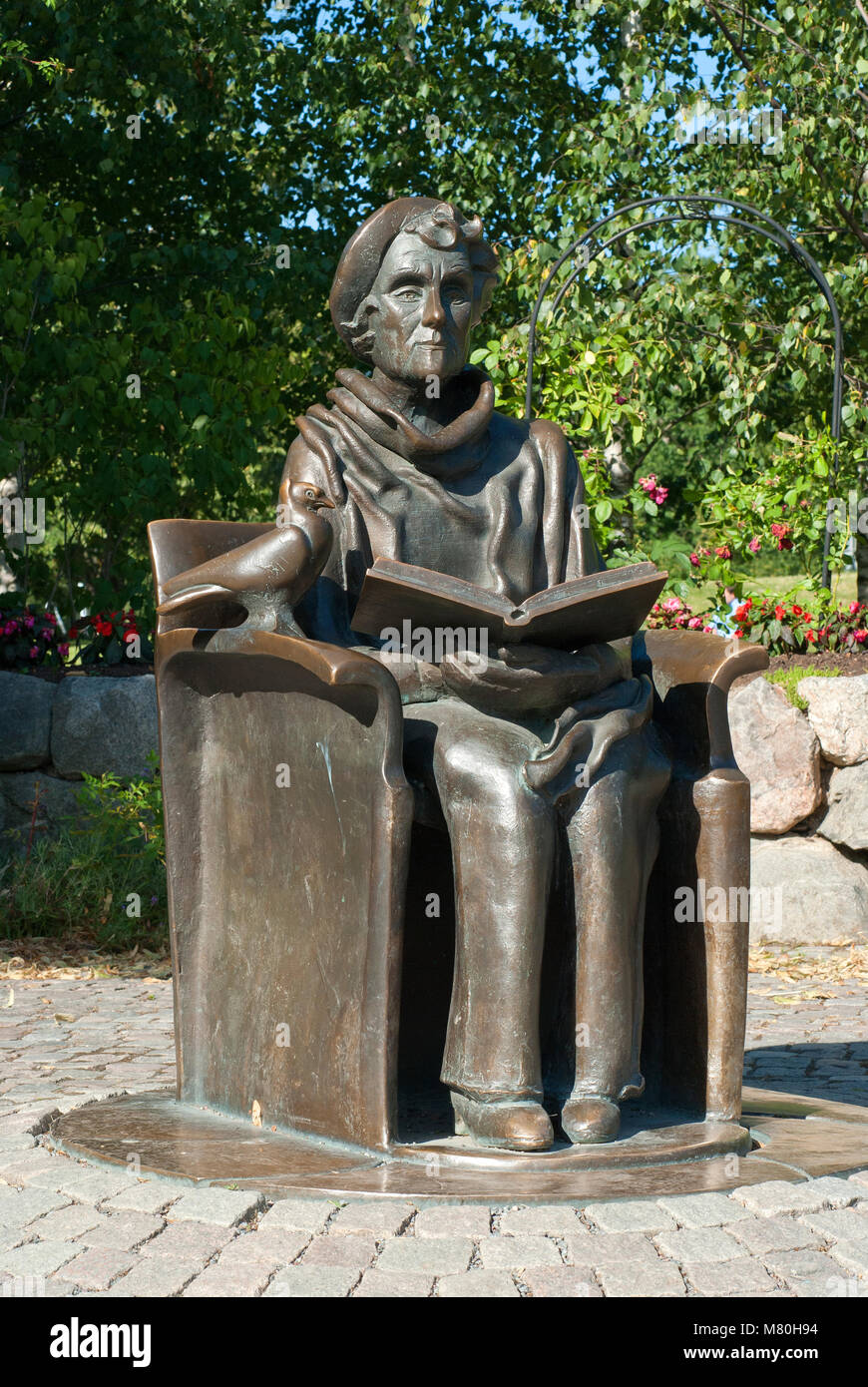 Statue von Astrid Lindgren (Buch der berühmten Kinder Thema, einschließlich Pippi Langstrumpf) in der Nähe des Museum Junibacken, Djurgården, Stockholm, Schweden Stockfoto