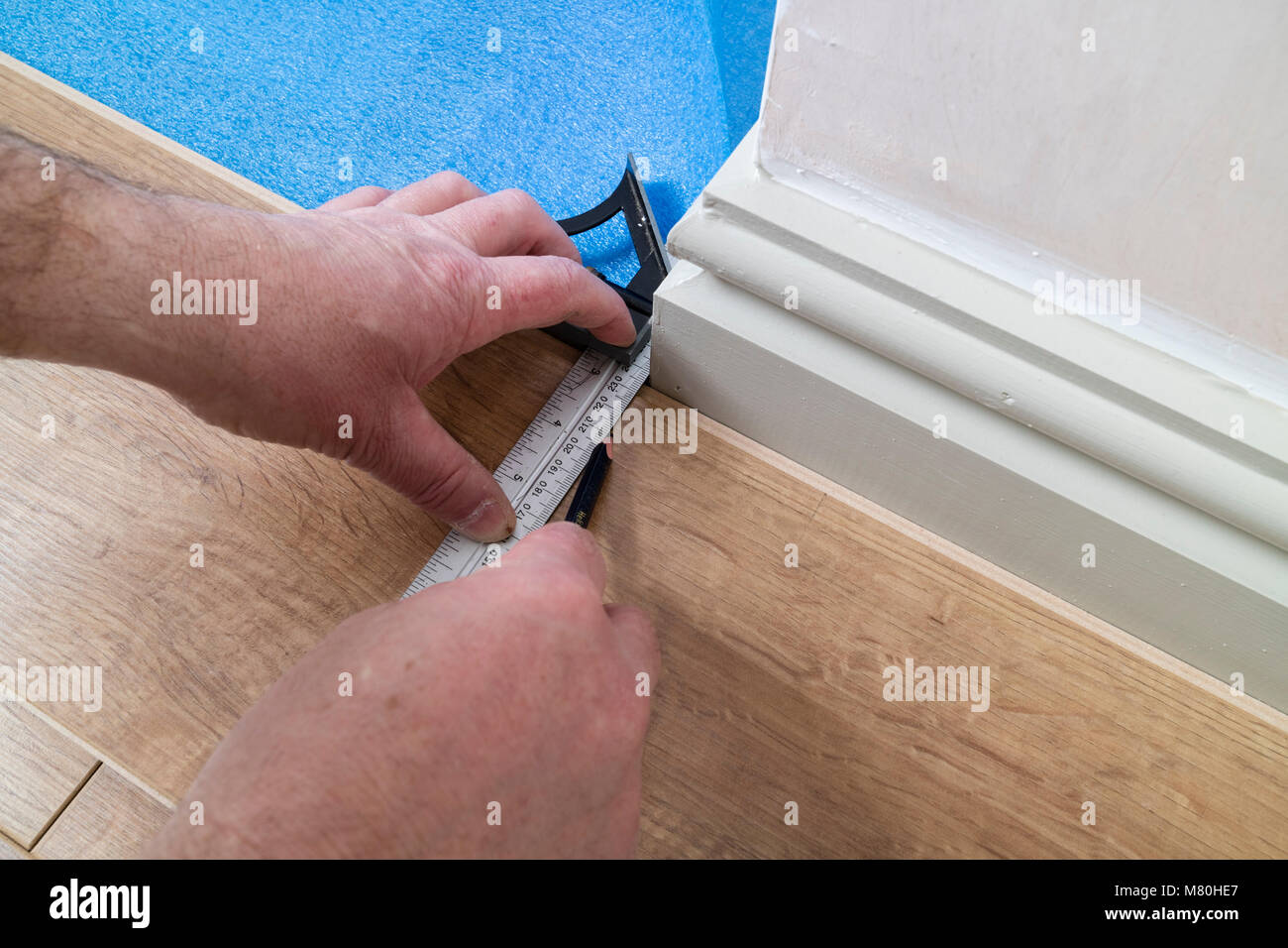 Eine Person markieren ein Laminat Board mit einer Kombination Set Square, eine Ecke, UK. Stockfoto