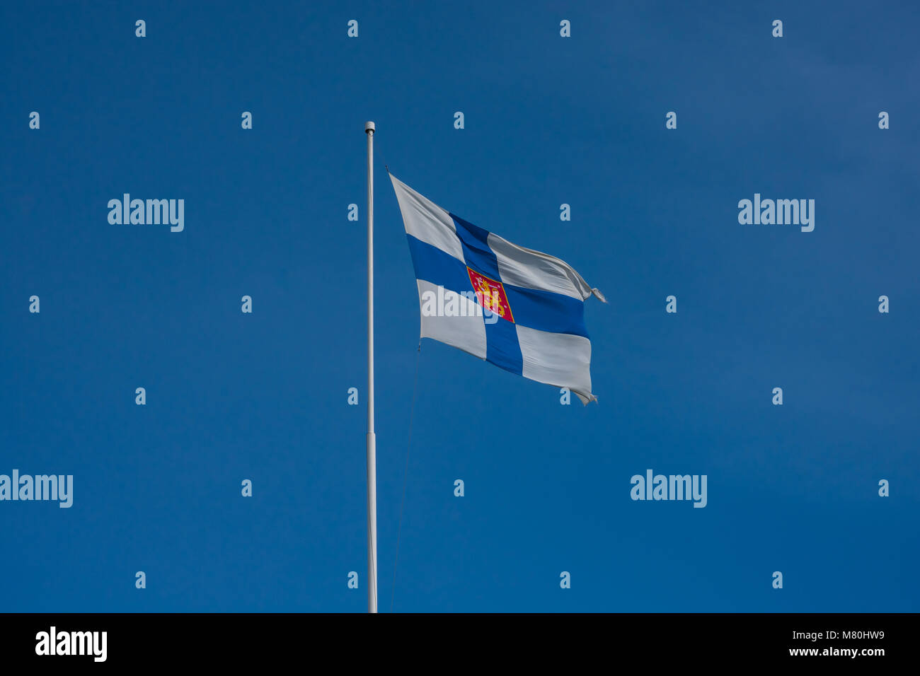 Helsinki, Finnland. August 26, 2017. Staat Fahne von Finnland in Suomenlinna Festung. Stockfoto