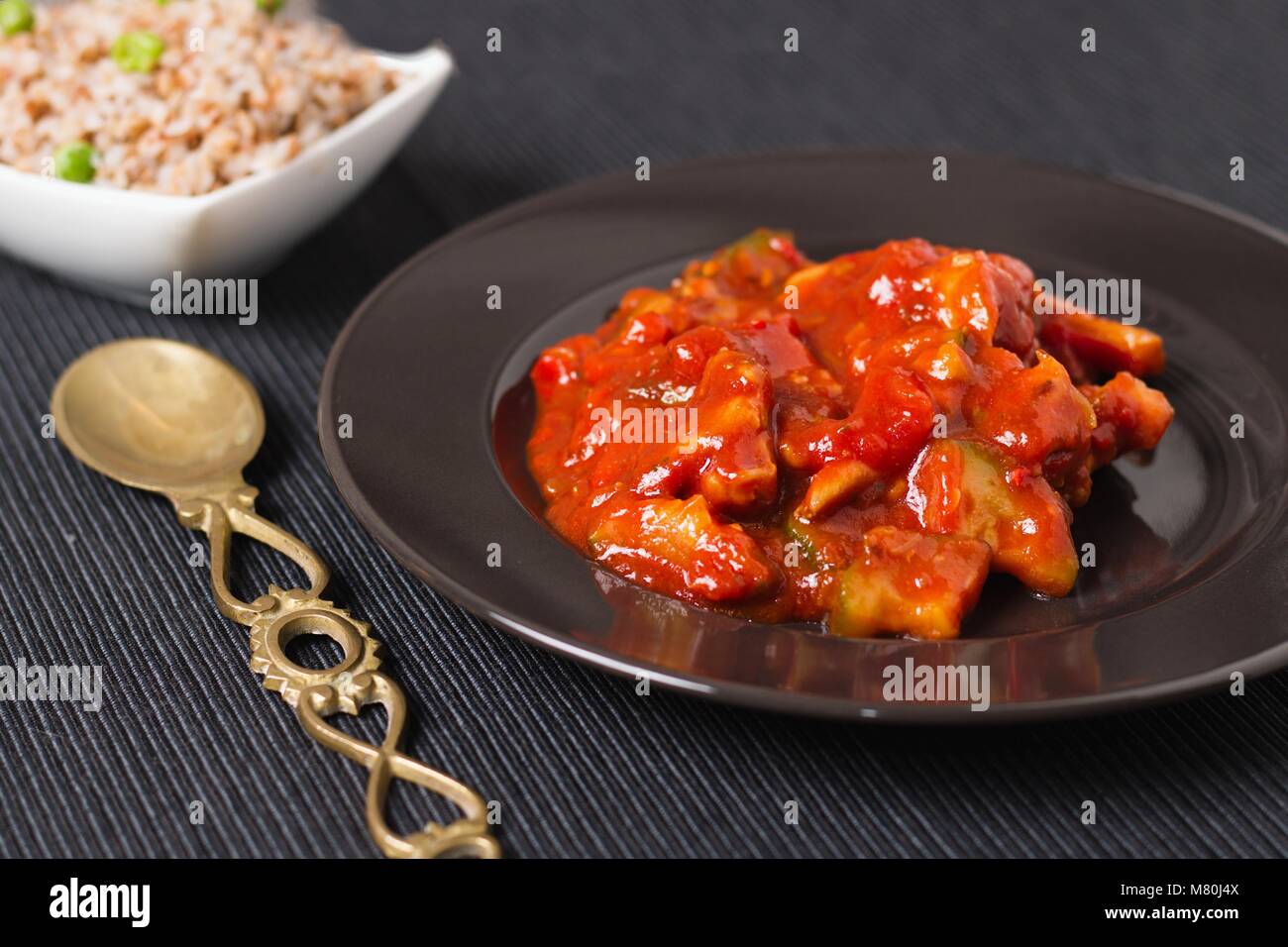 Gemüseeintopf mit gekochten Buchweizen Beilage Stockfoto