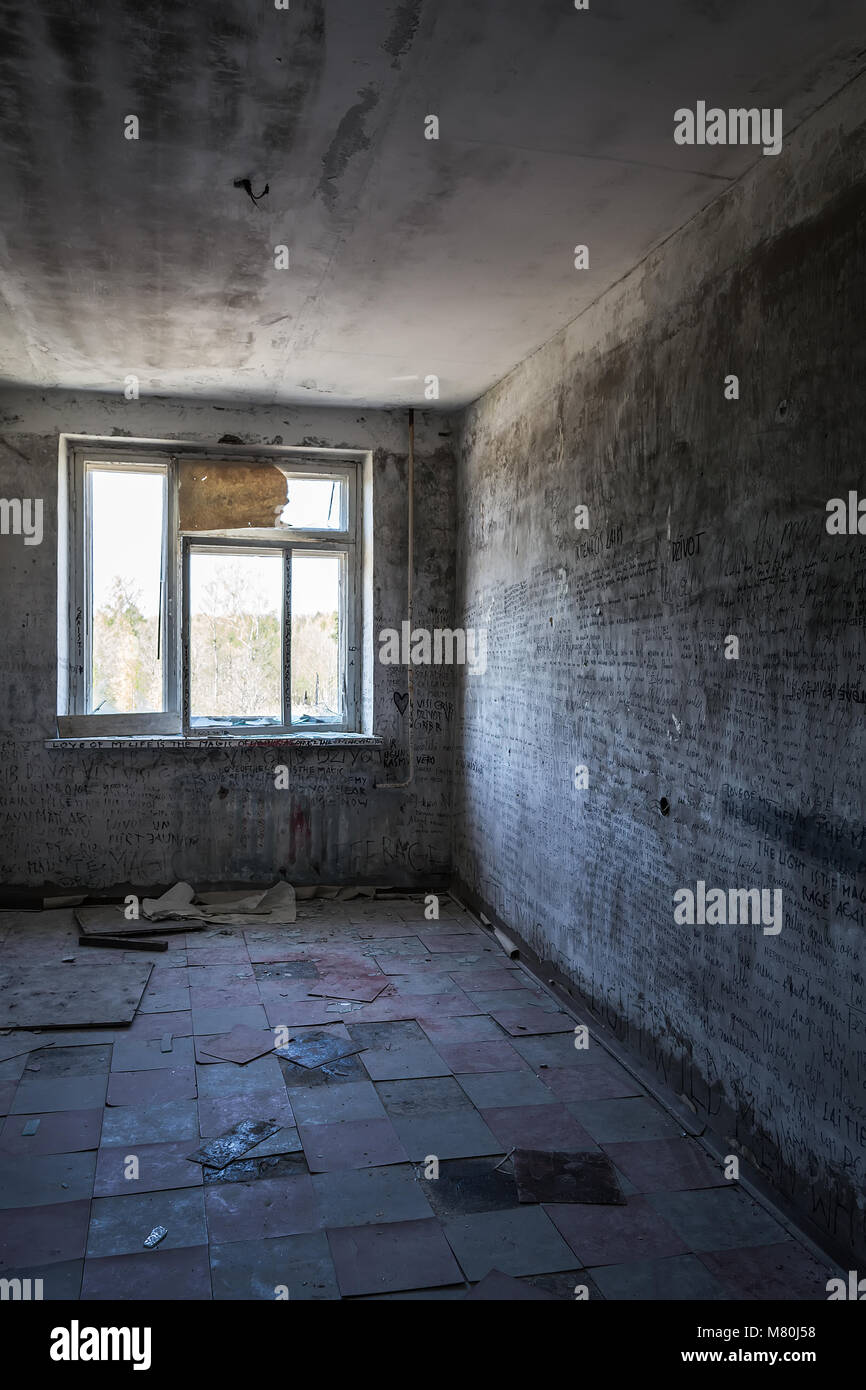 Scribbled Wände in verlassenen Krankenhaus Zimmer Stockfoto