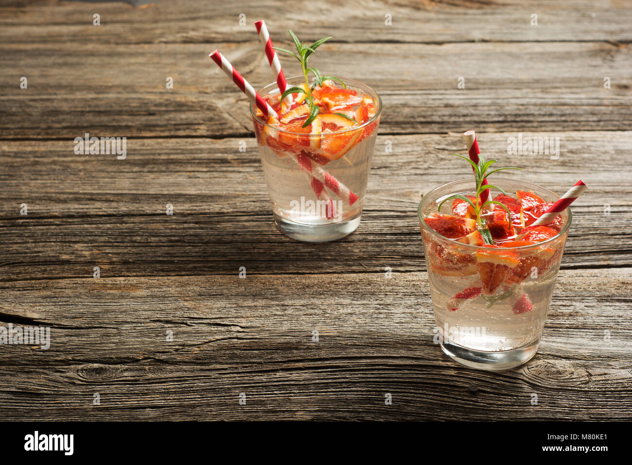 Sommer Obst Getränke. Frische Limonade mit orangen Stücke auf rustikalen Holzmöbeln Hintergrund Stockfoto
