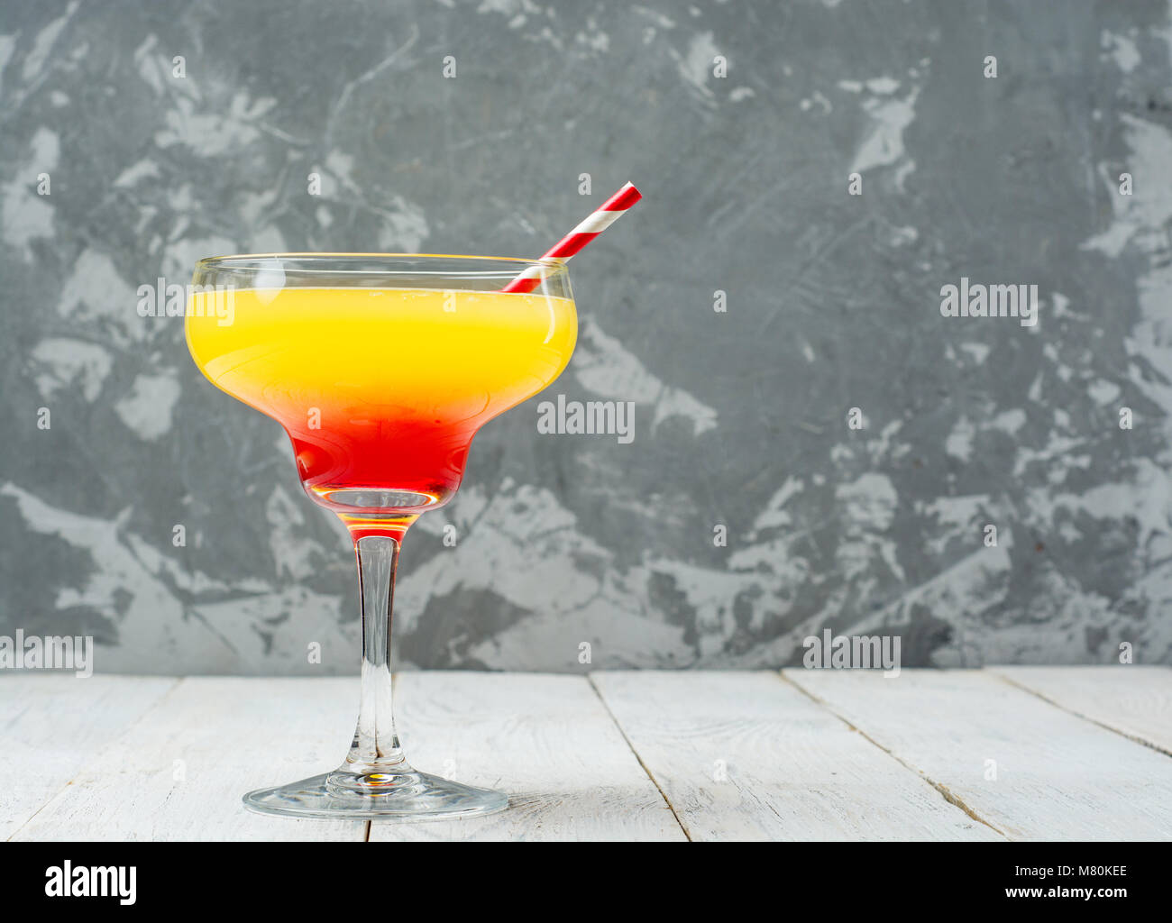 Farbenfrohe Cocktails in der Nähe bis zu konkreten Hintergrund mit kopieren. Stockfoto